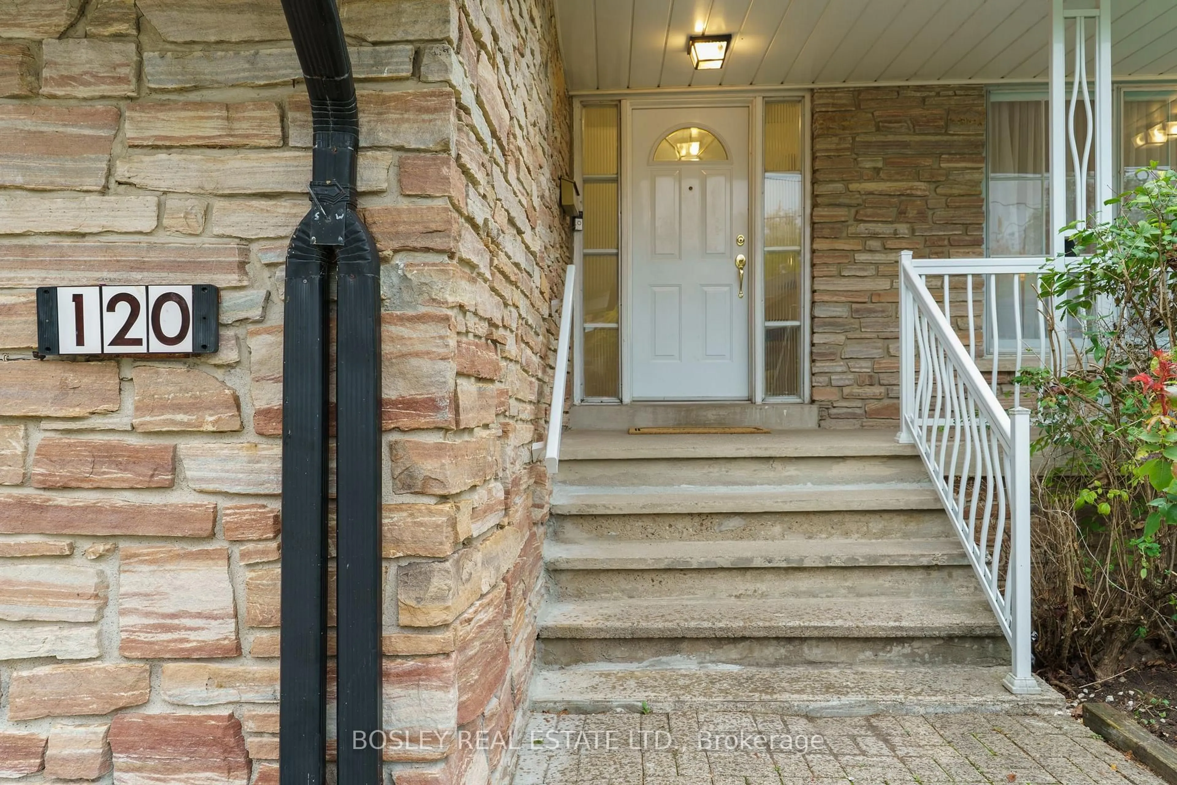 Indoor entryway for 120 Rockford Rd, Toronto Ontario M2R 3A7