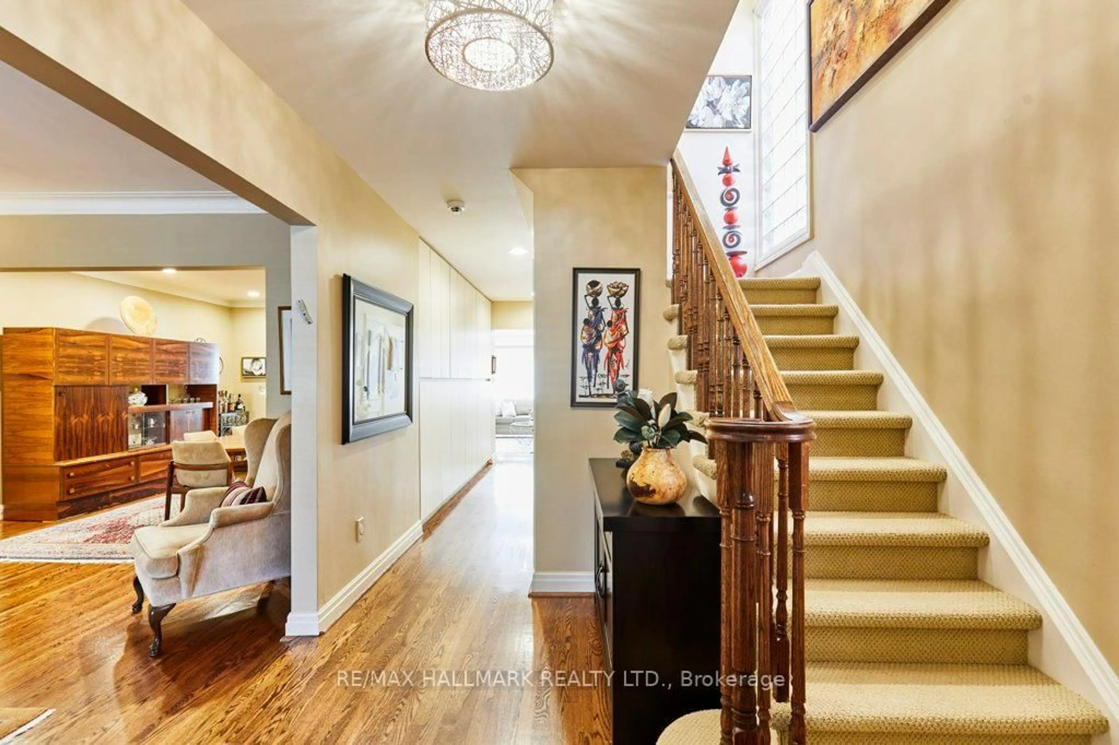 Indoor entryway for 106 Kimbark Blvd, Toronto Ontario M5N 2Y2