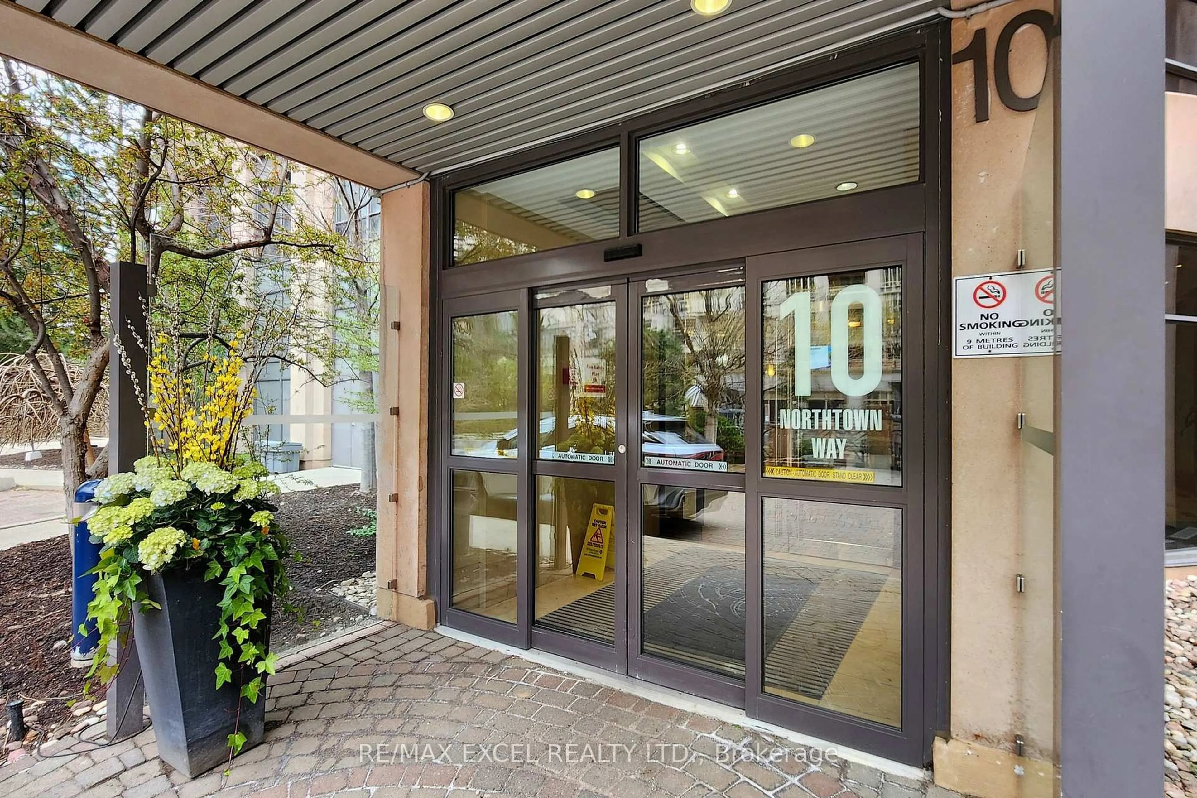 Indoor foyer for 10 Northtown Way #814, Toronto Ontario M2N 7L4