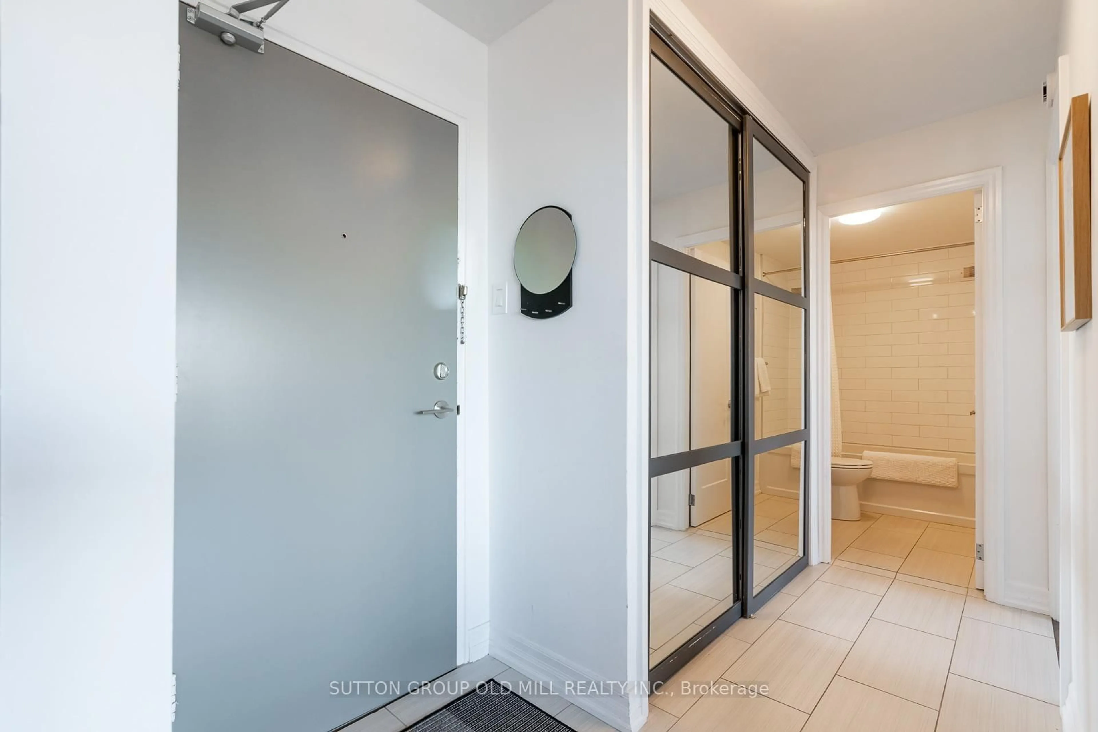 Indoor entryway for 580 Christie St #612, Toronto Ontario M6G 3E3