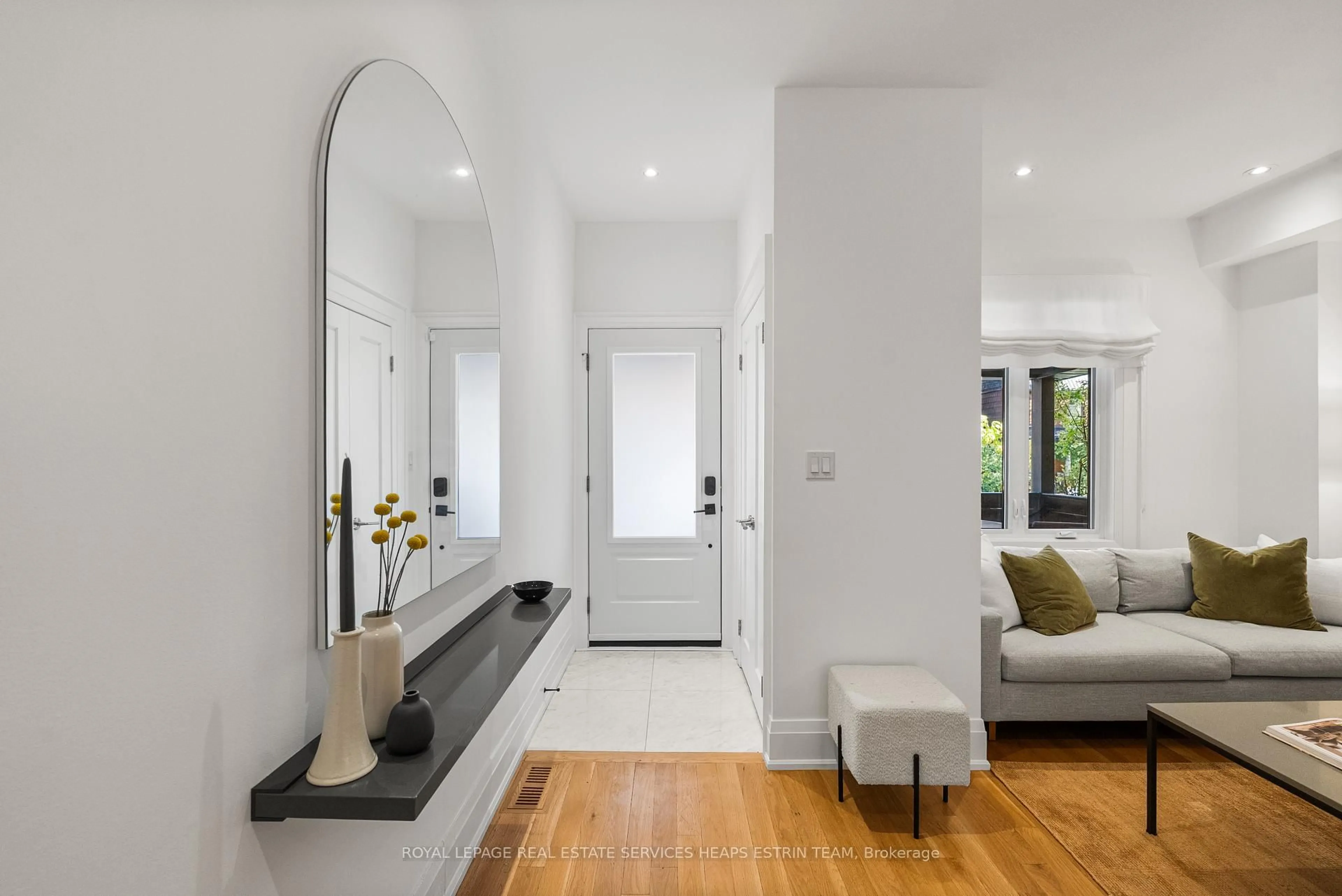 Indoor entryway for 206 Howland Ave, Toronto Ontario M5R 3B6