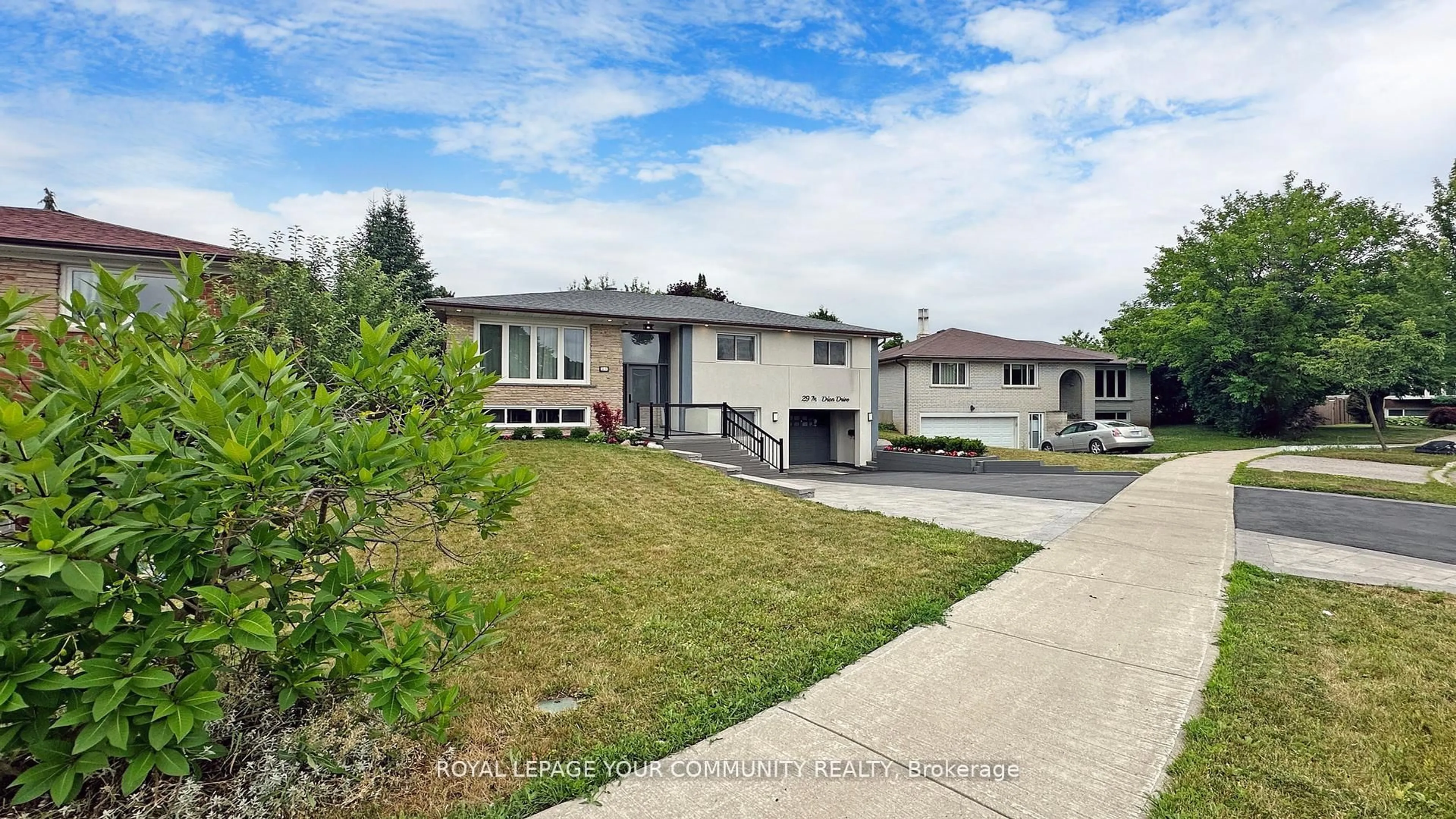 A pic from outside/outdoor area/front of a property/back of a property/a pic from drone, street for 29 Manadon Dr, Toronto Ontario M2M 1W8