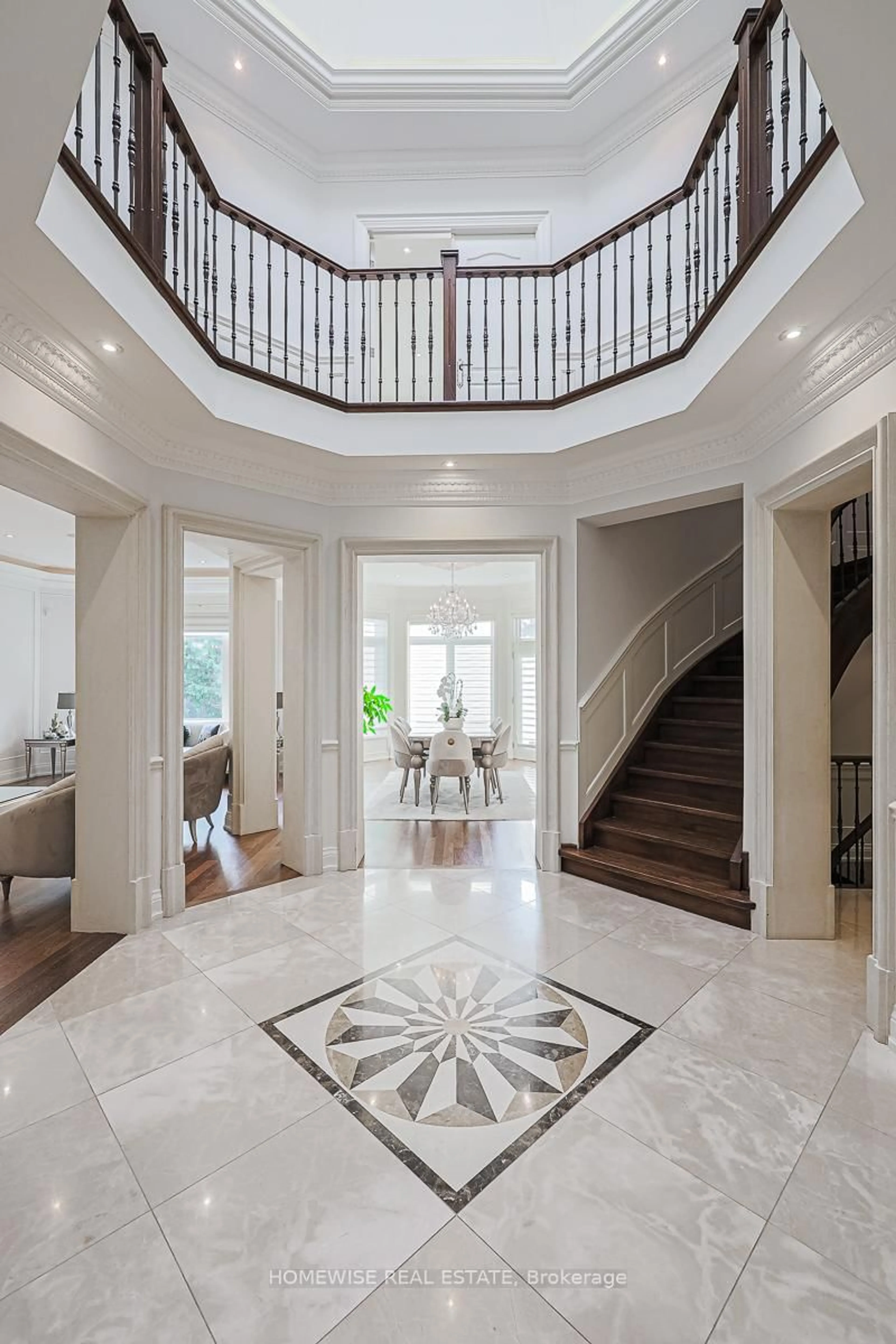 Indoor foyer for 2706 Bayview Ave, Toronto Ontario M2L 1B9