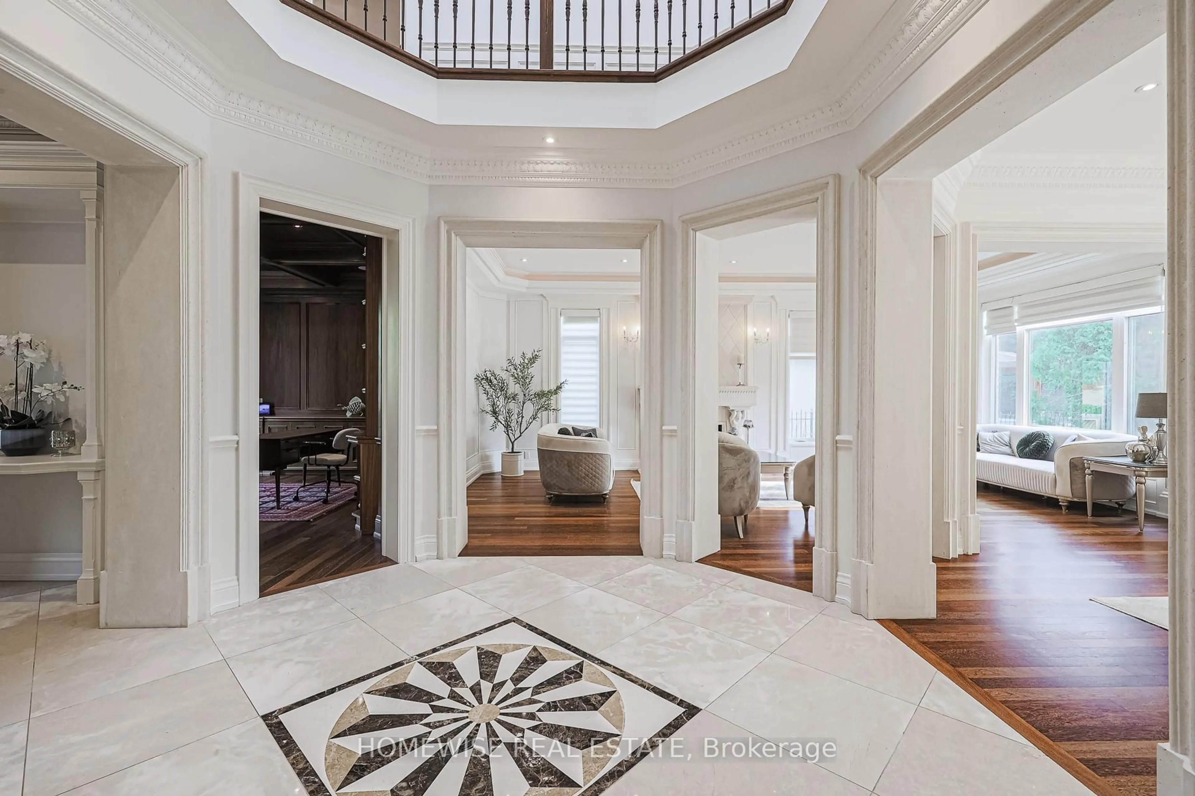 Indoor foyer for 2706 Bayview Ave, Toronto Ontario M2L 1B9