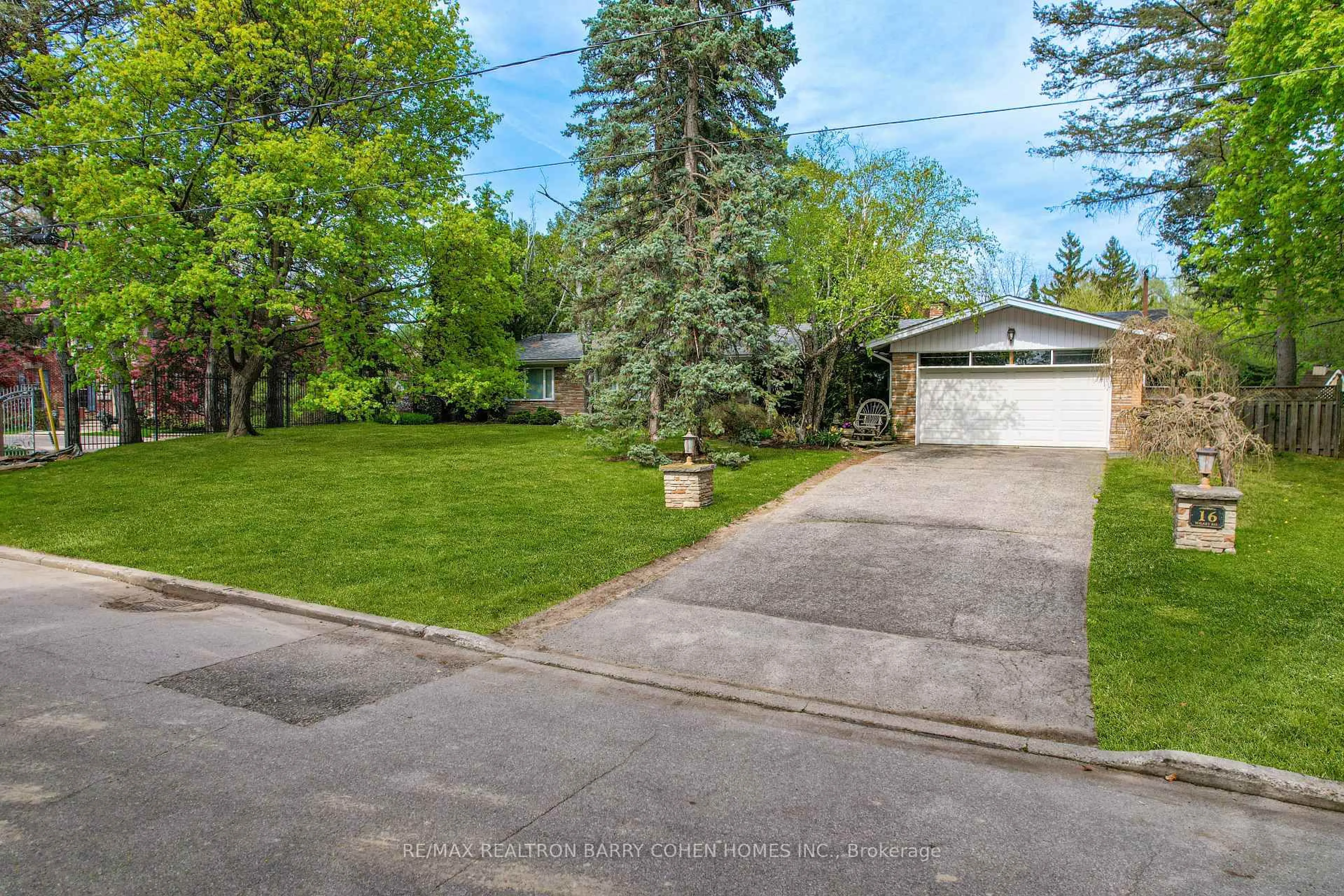 A pic from outside/outdoor area/front of a property/back of a property/a pic from drone, street for 16 Wilket Rd, Toronto Ontario M2L 1N6