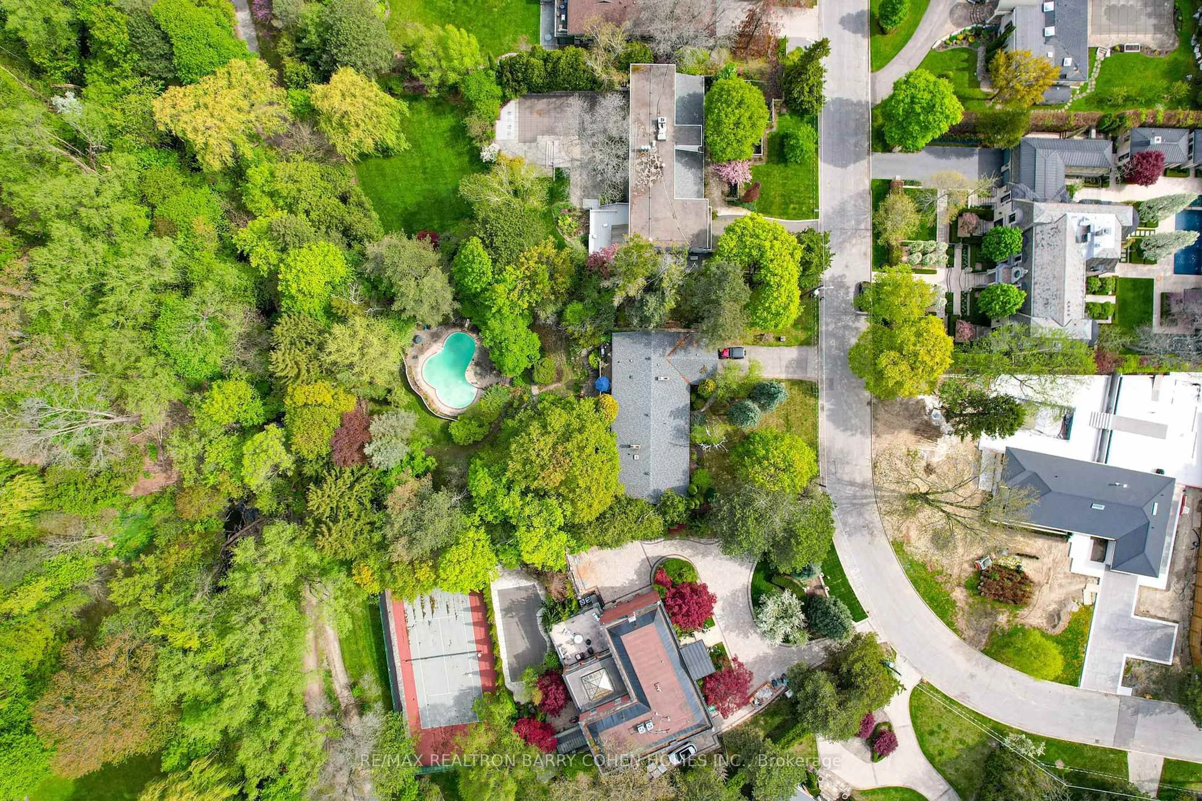 A pic from outside/outdoor area/front of a property/back of a property/a pic from drone, street for 16 Wilket Rd, Toronto Ontario M2L 1N6