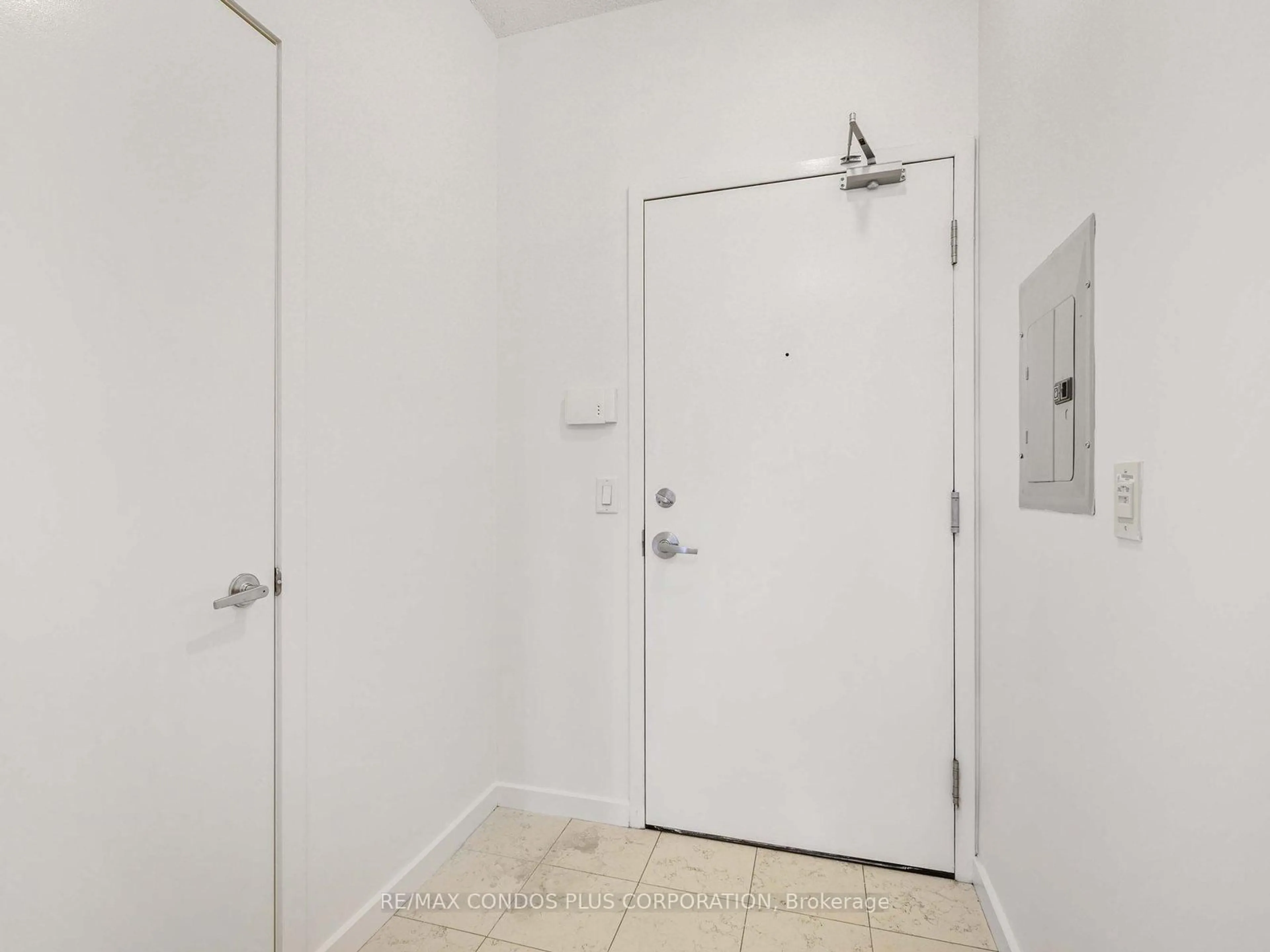 Indoor entryway for 208 Queens Quay #2209, Toronto Ontario M5J 2Y5