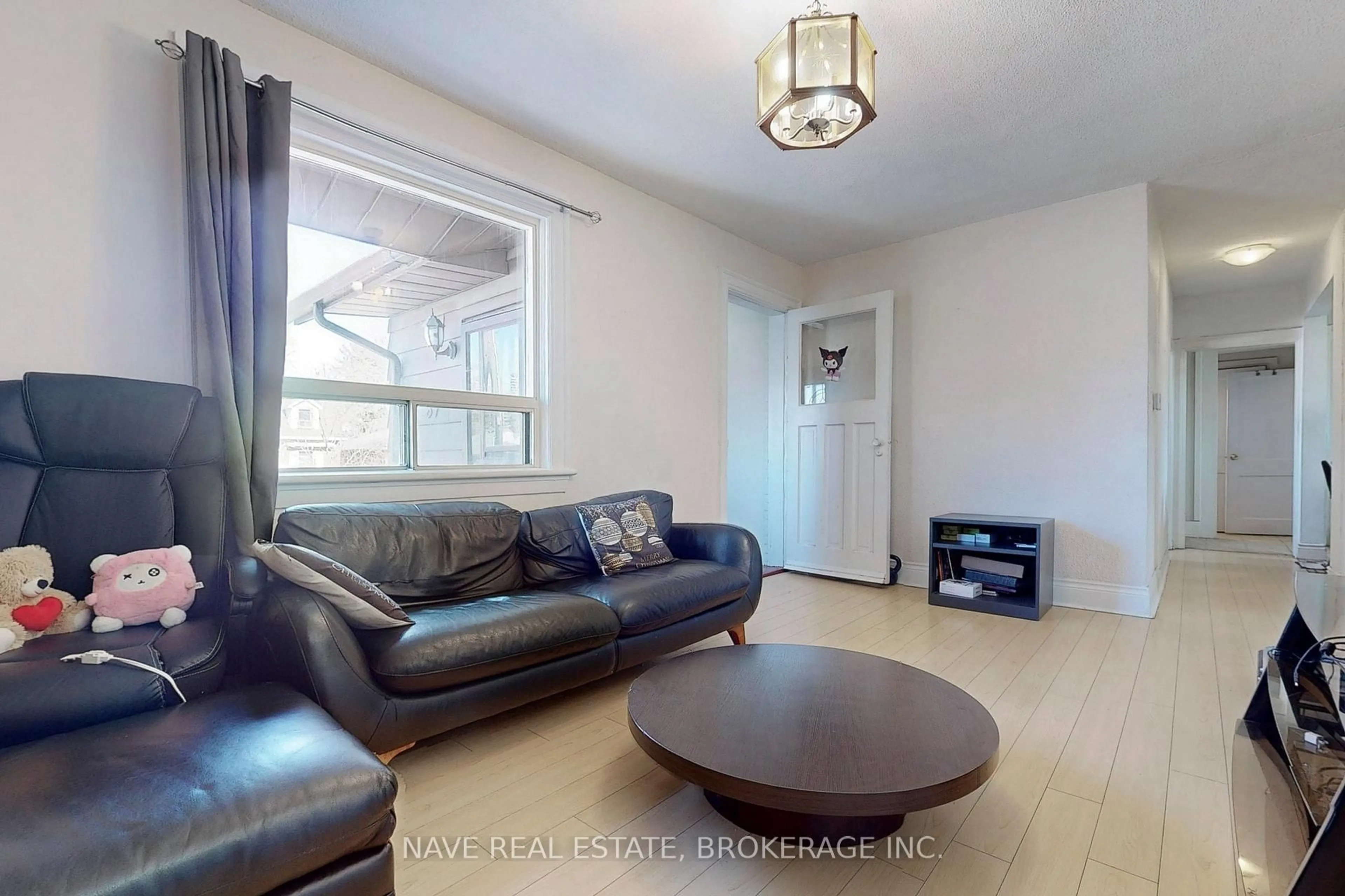 Living room with furniture, wood/laminate floor for 87 Steeles Ave, Toronto Ontario M2M 3Y4