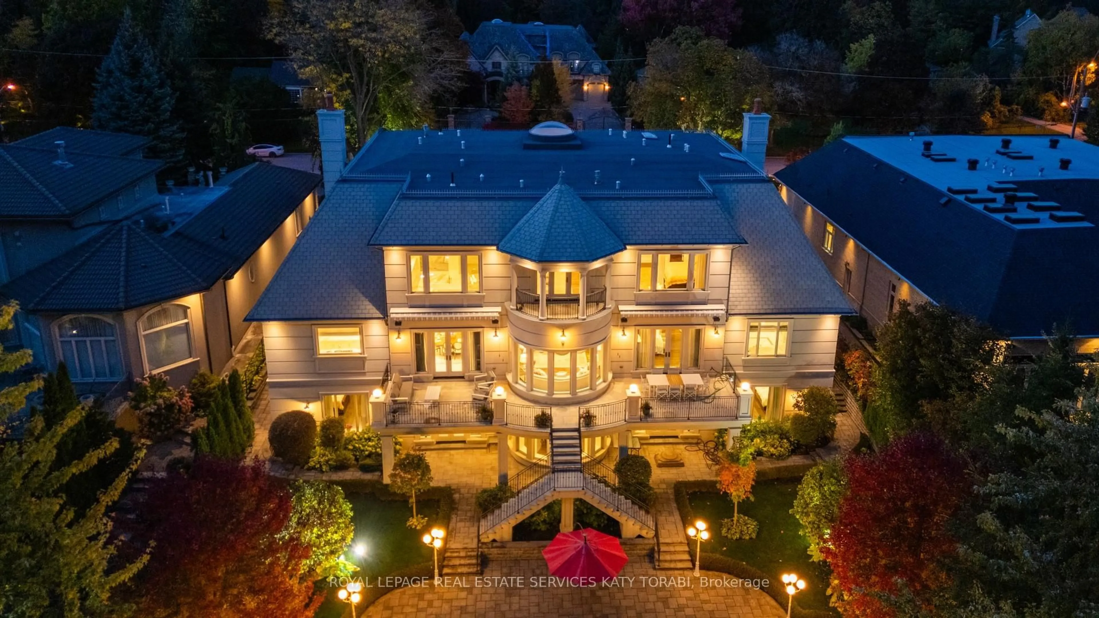 A pic from outside/outdoor area/front of a property/back of a property/a pic from drone, unknown for 101 Forest Heights Blvd, Toronto Ontario M2L 2K7
