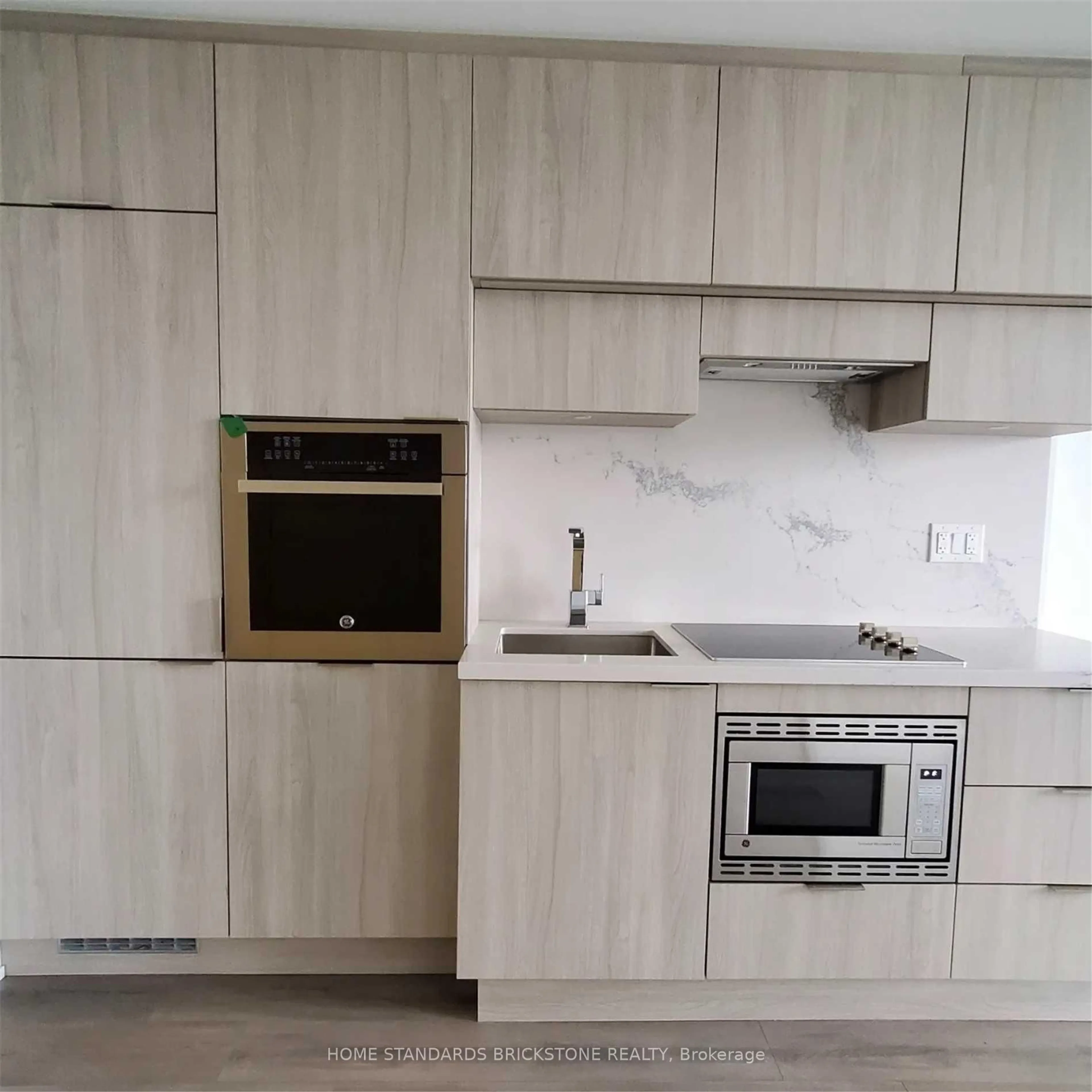 Standard kitchen, wood/laminate floor for 39 Roehampton Ave #2502, Toronto Ontario M4P 0G1