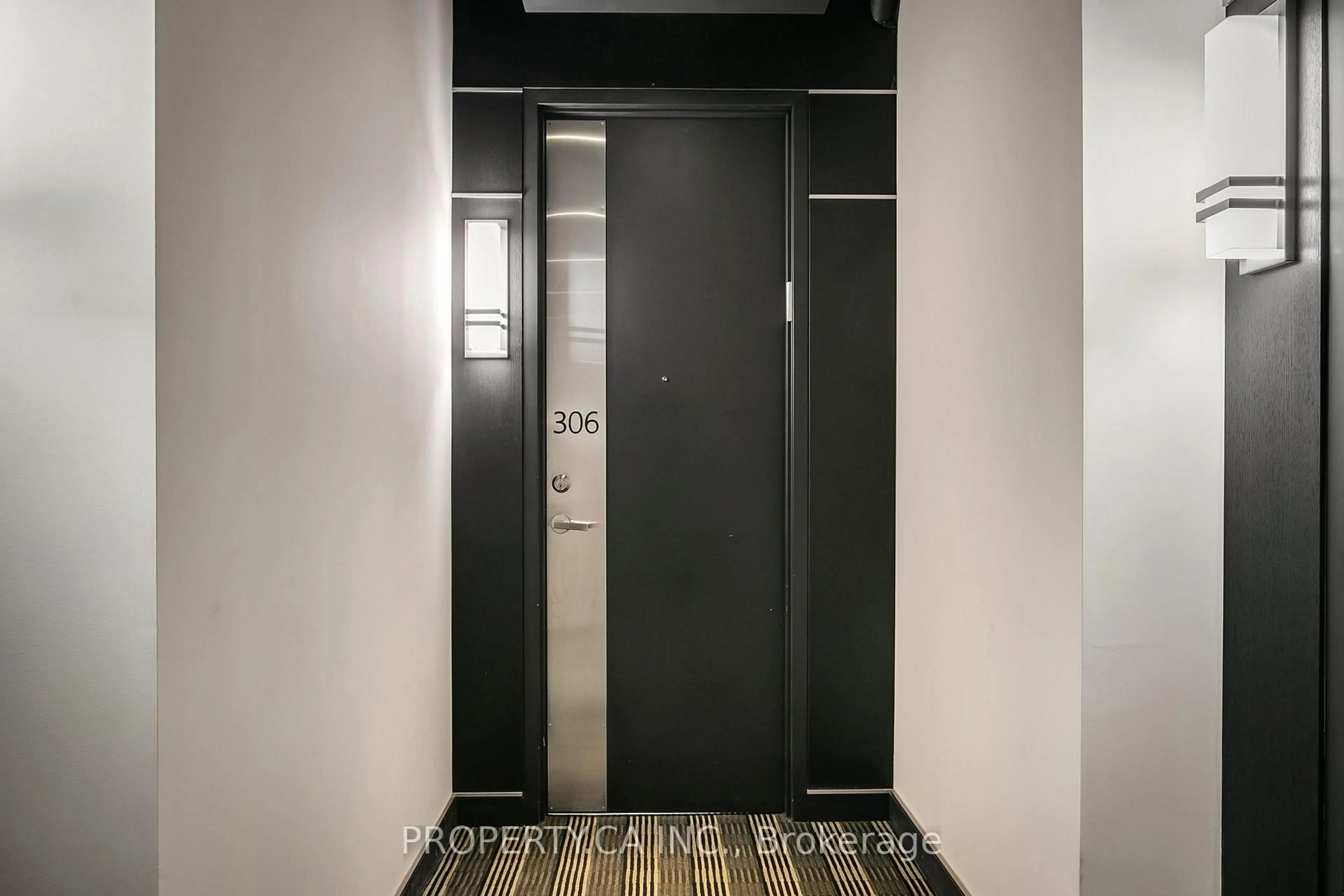 Indoor entryway for 188 Eglinton Ave #306, Toronto Ontario M4P 2X7