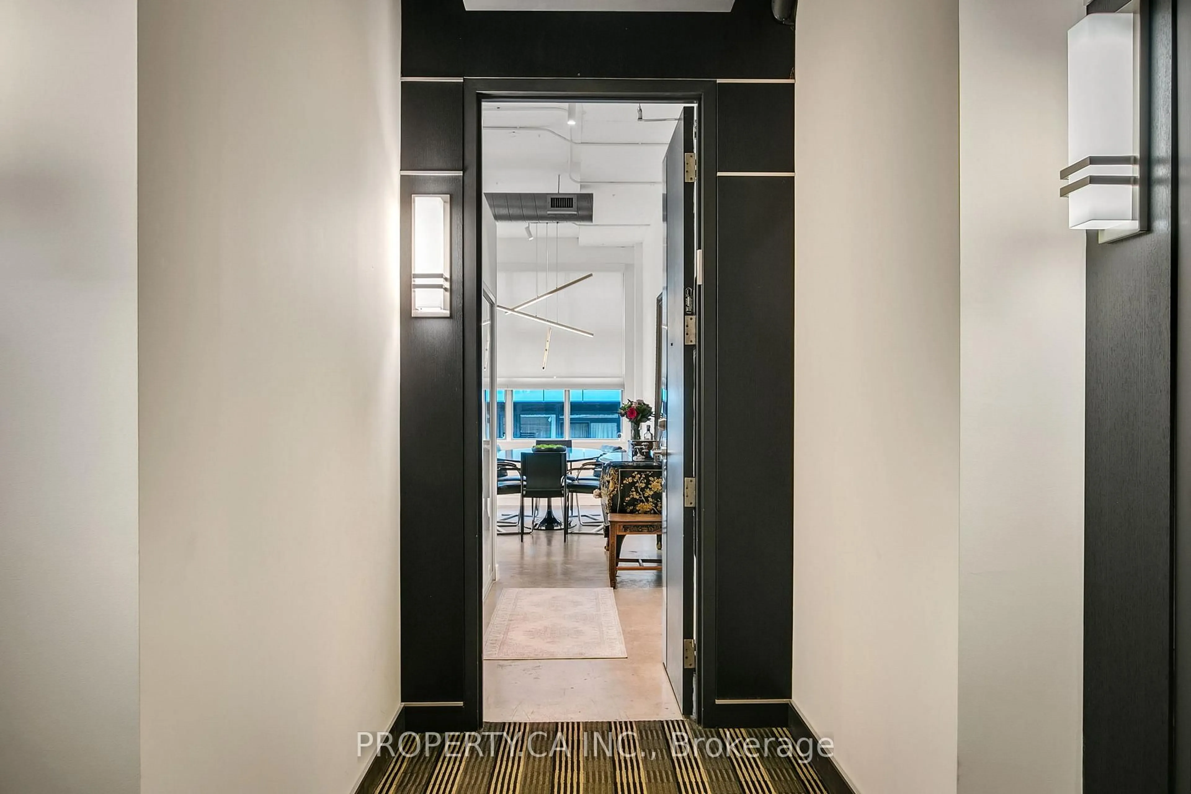 Indoor entryway for 188 Eglinton Ave #306, Toronto Ontario M4P 2X7