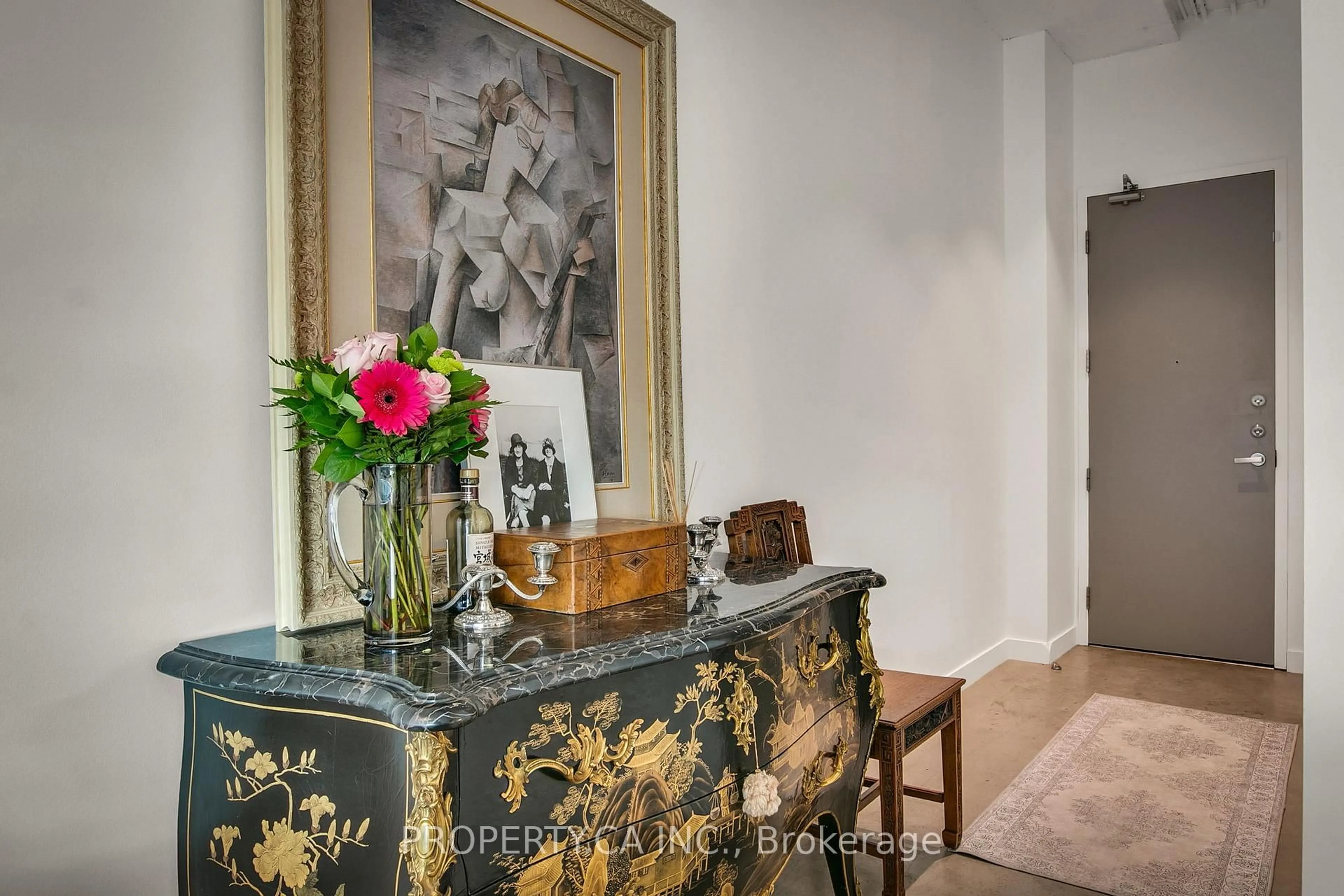 Indoor foyer for 188 Eglinton Ave #306, Toronto Ontario M4P 2X7