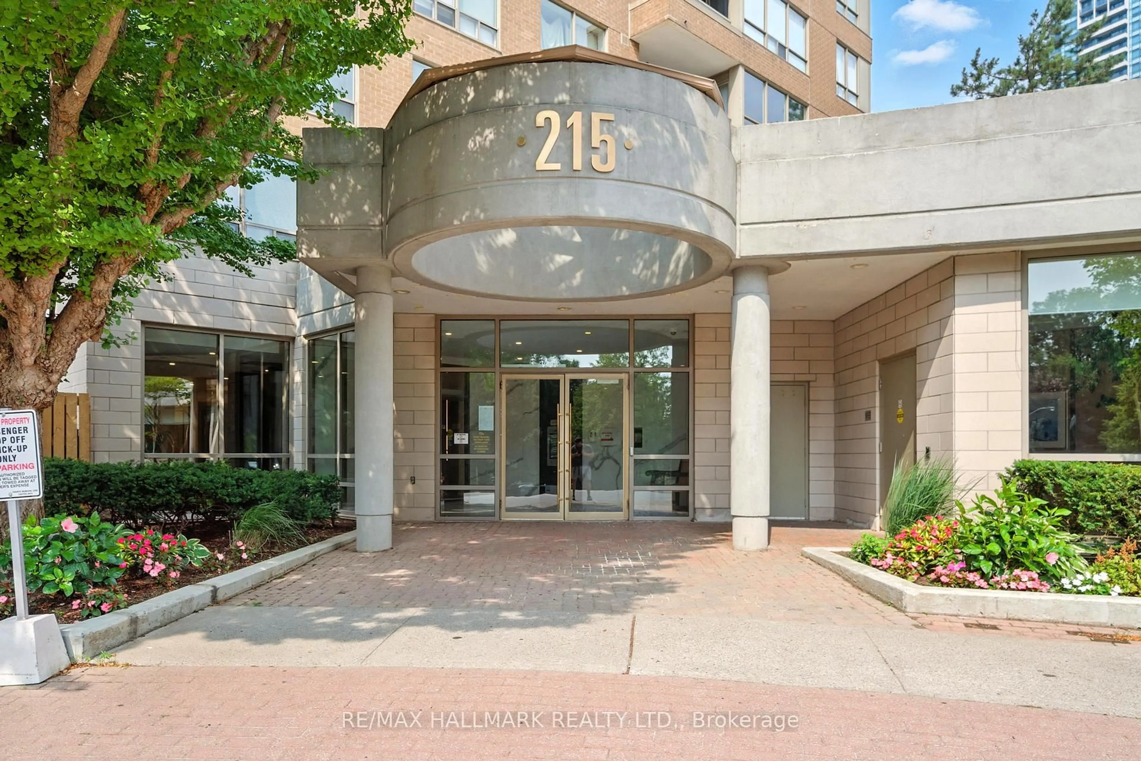 Indoor foyer for 215 Wynford Dr #2002, Toronto Ontario M3C 3P5