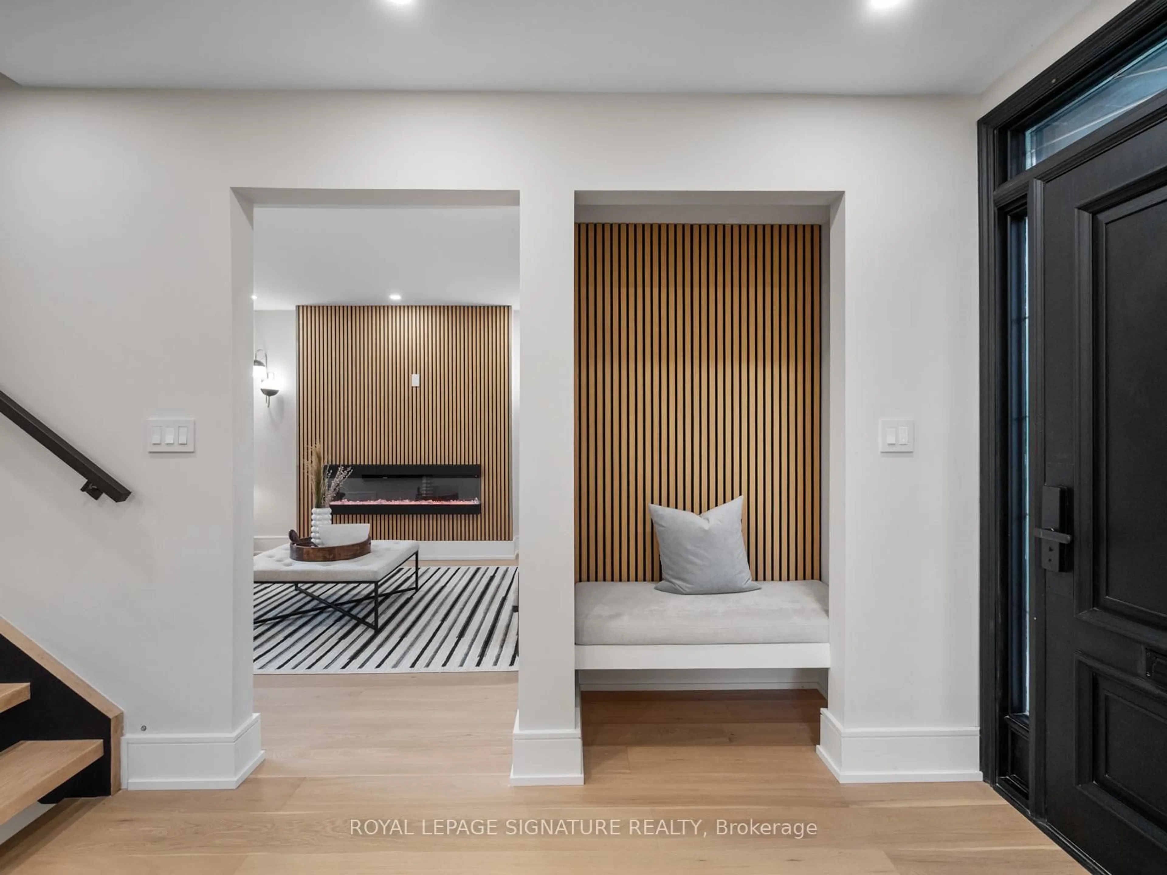 Indoor entryway for 137 Cheltenham Ave, Toronto Ontario M4N 1R1