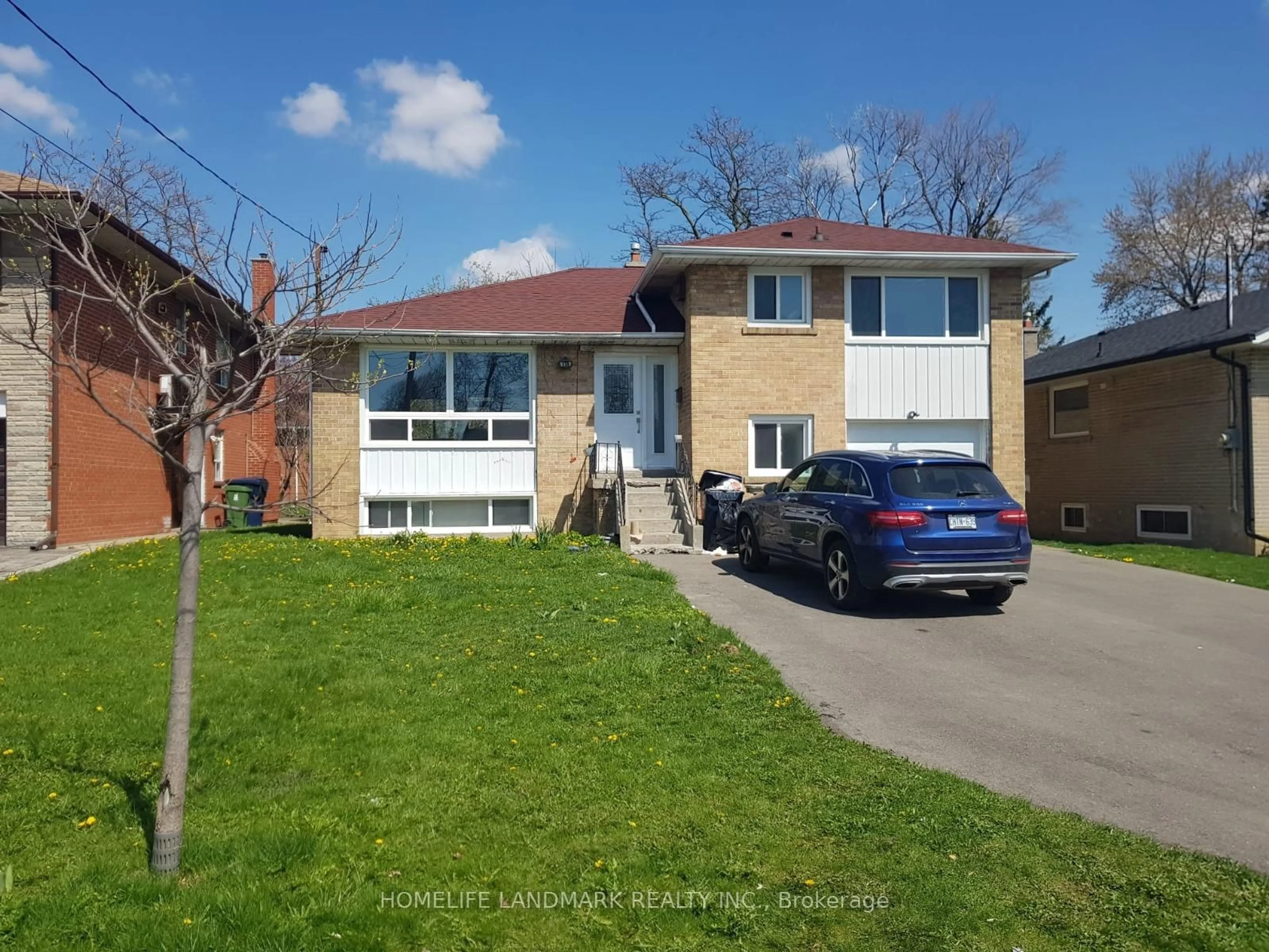 A pic from outside/outdoor area/front of a property/back of a property/a pic from drone, street for 174 Pannahill Rd, Toronto Ontario M3H 4N7