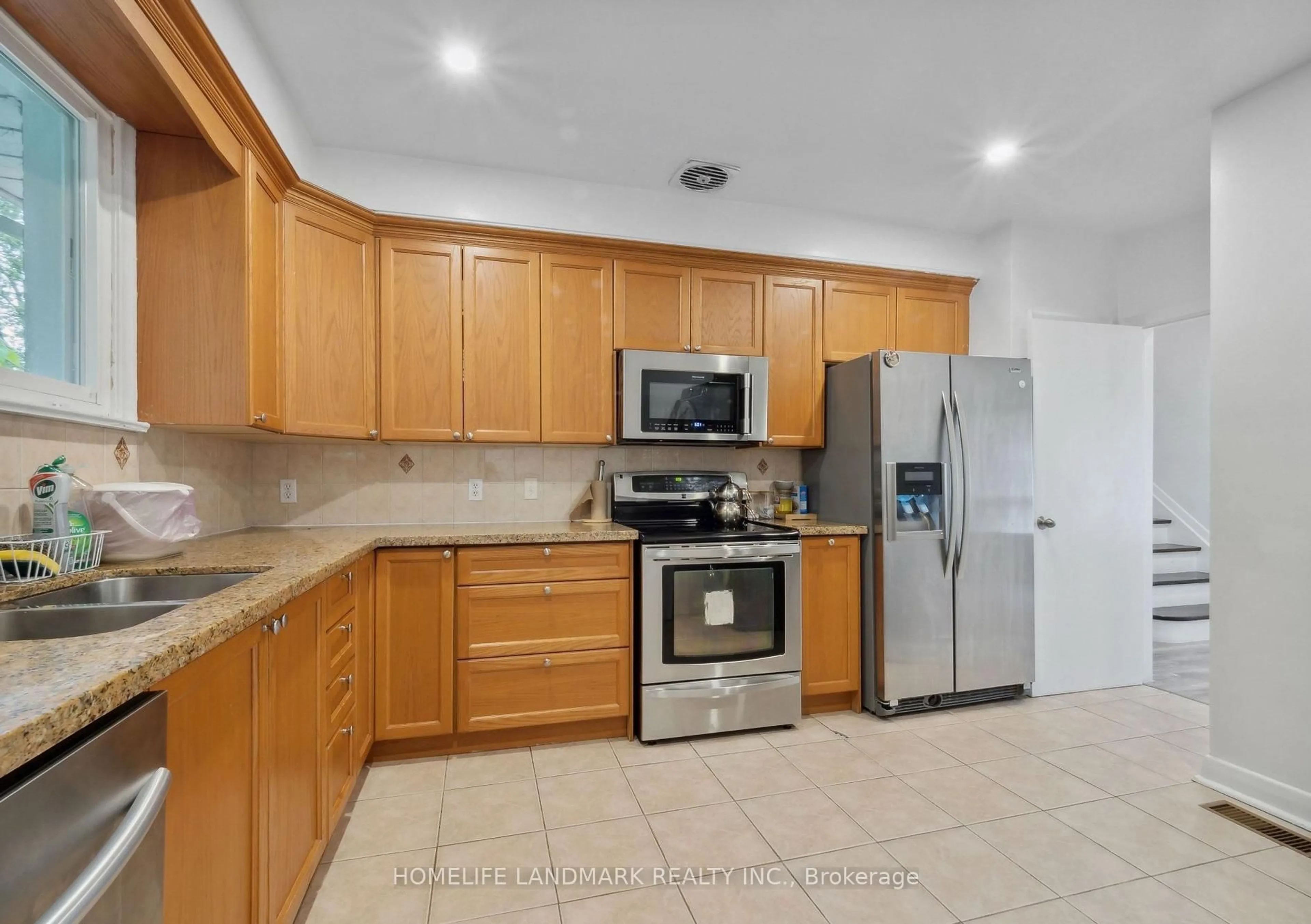 Standard kitchen, ceramic/tile floor for 174 Pannahill Rd, Toronto Ontario M3H 4N7