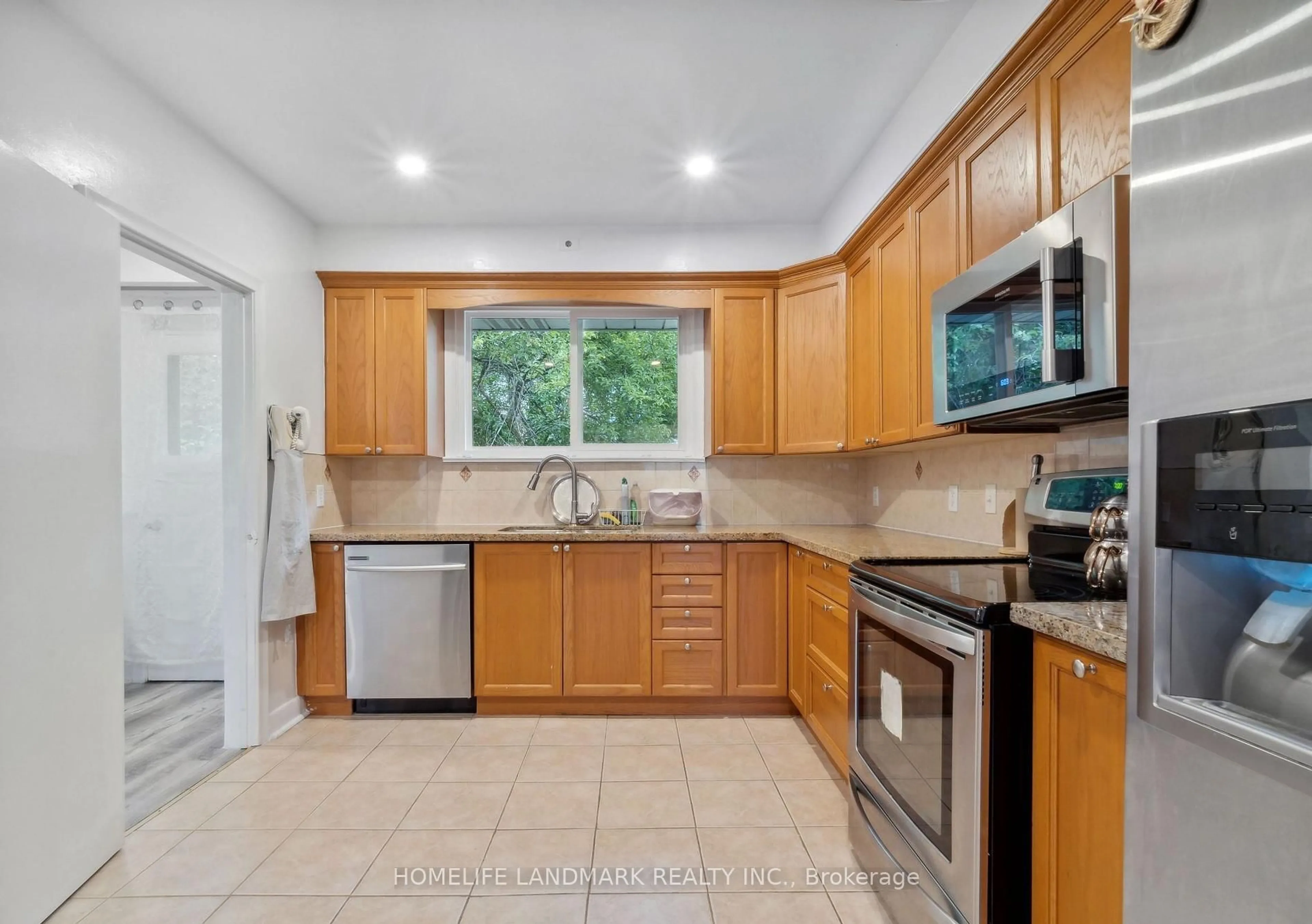 Standard kitchen, ceramic/tile floor for 174 Pannahill Rd, Toronto Ontario M3H 4N7