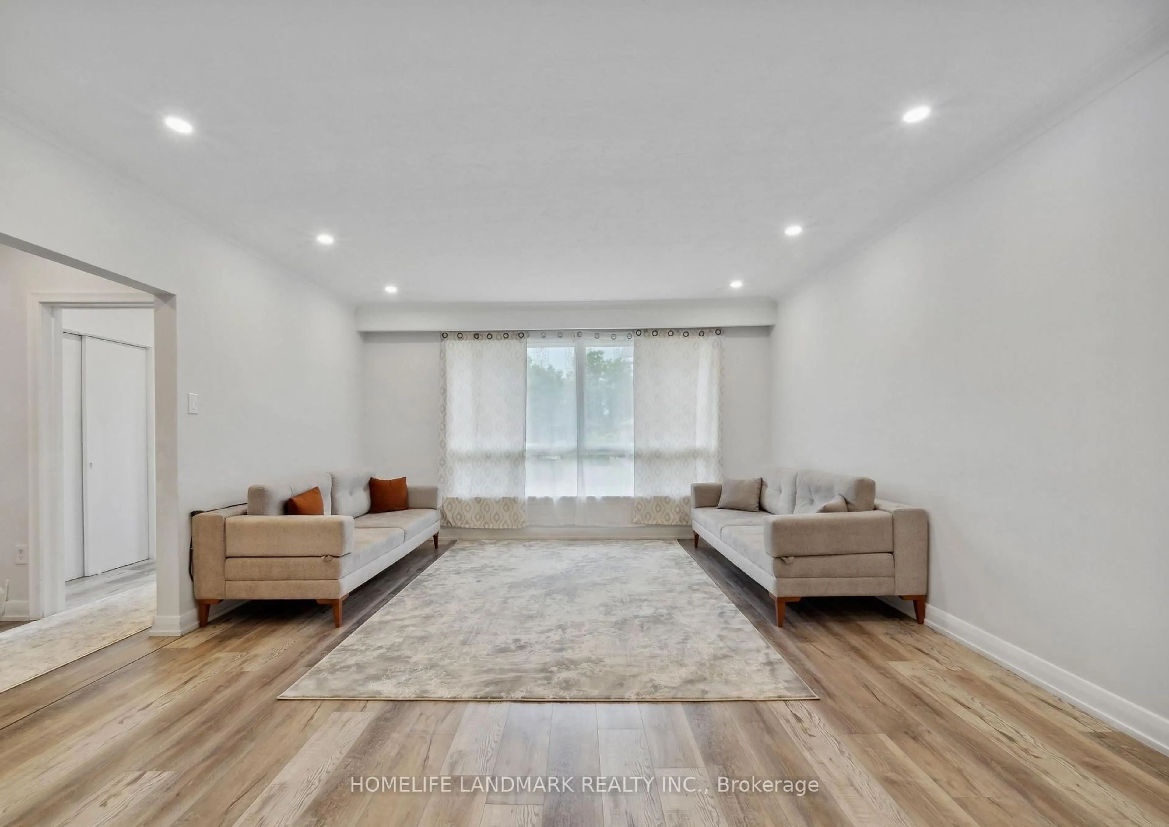 Living room with furniture, unknown for 174 Pannahill Rd, Toronto Ontario M3H 4N7