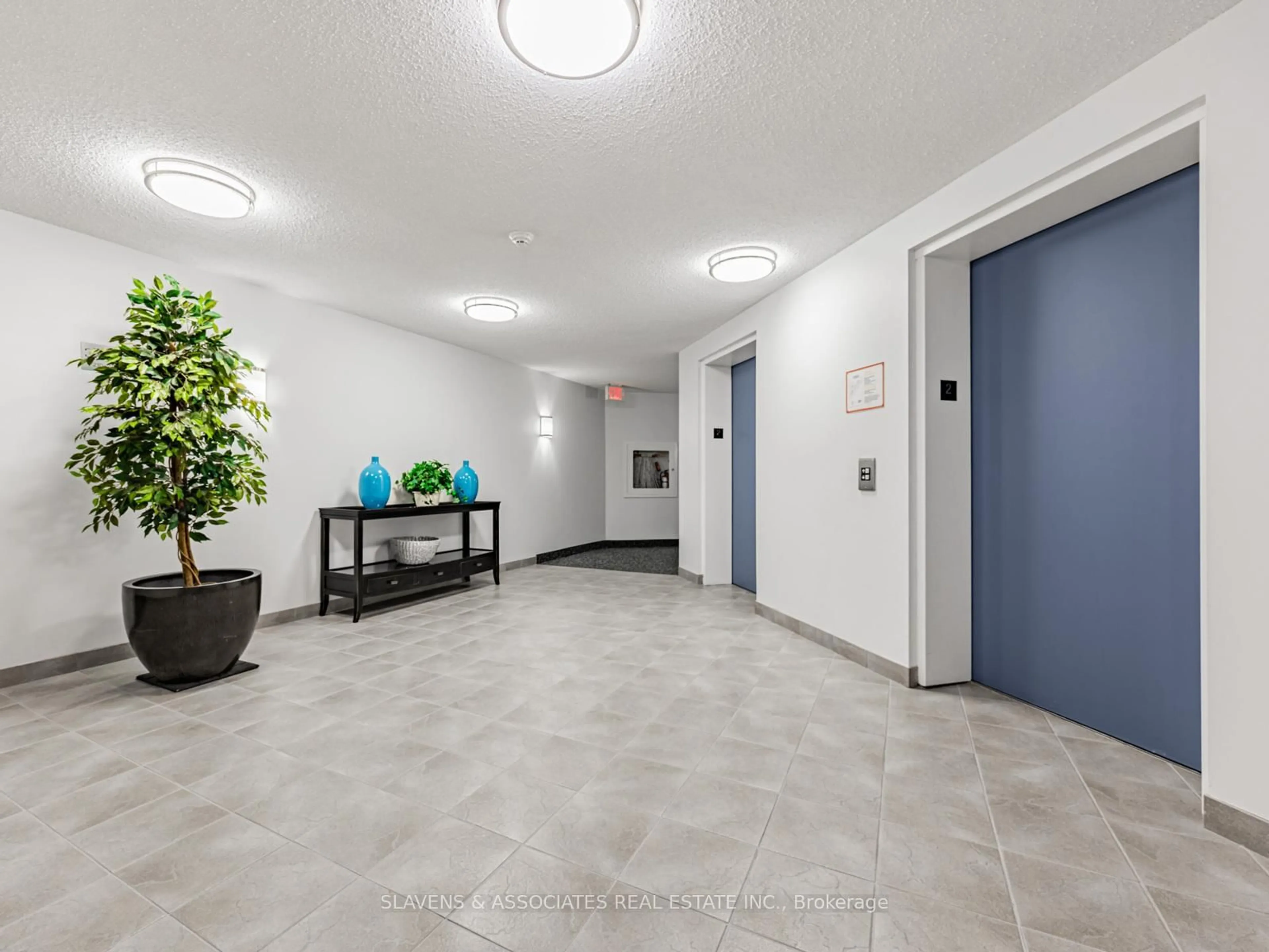 Indoor foyer for 211 Randolph Rd #216, Toronto Ontario M4G 4H1