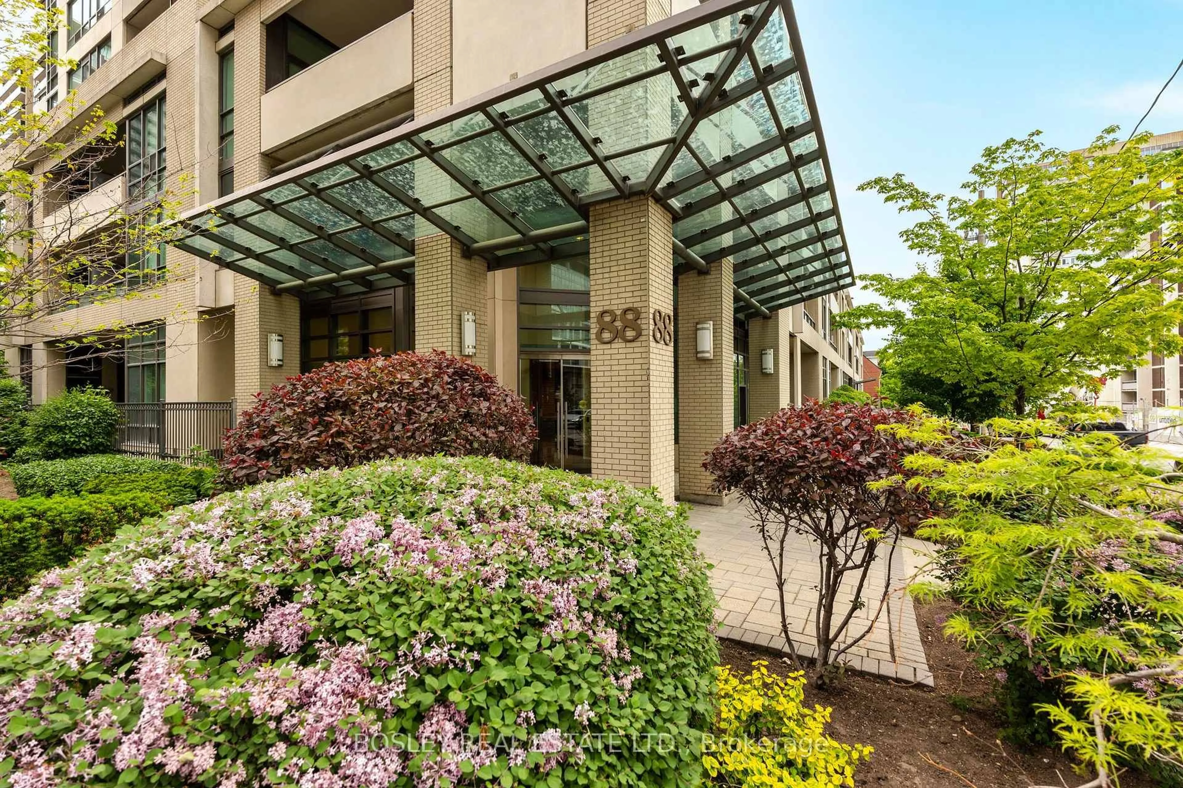 Indoor foyer for 88 Broadway Ave #711, Toronto Ontario M4P 0A5