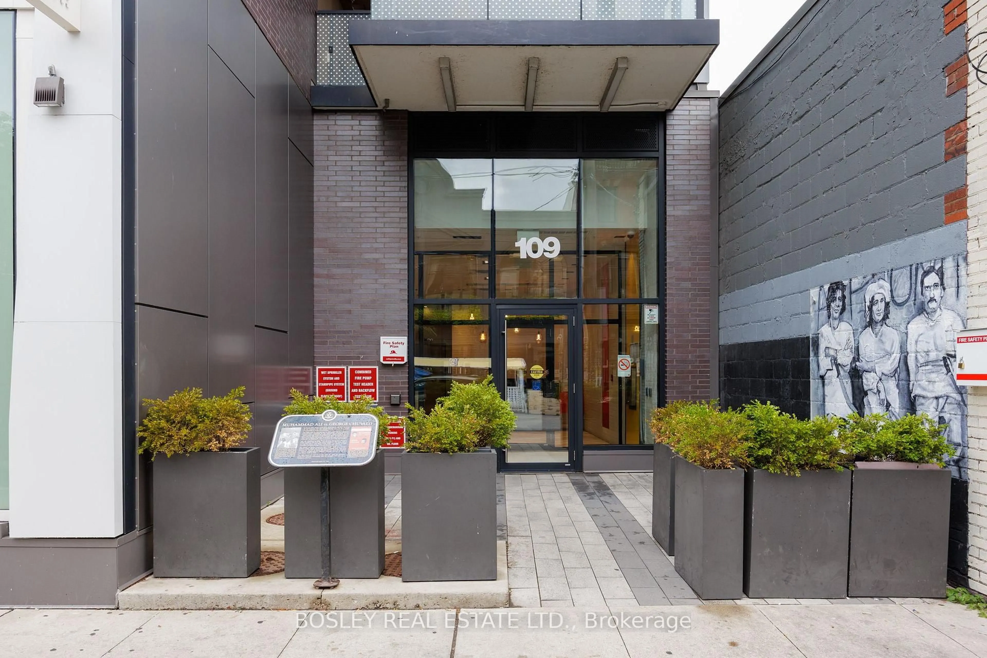 Indoor foyer for 109 Ossington Ave #312, Toronto Ontario M6J 2Z2