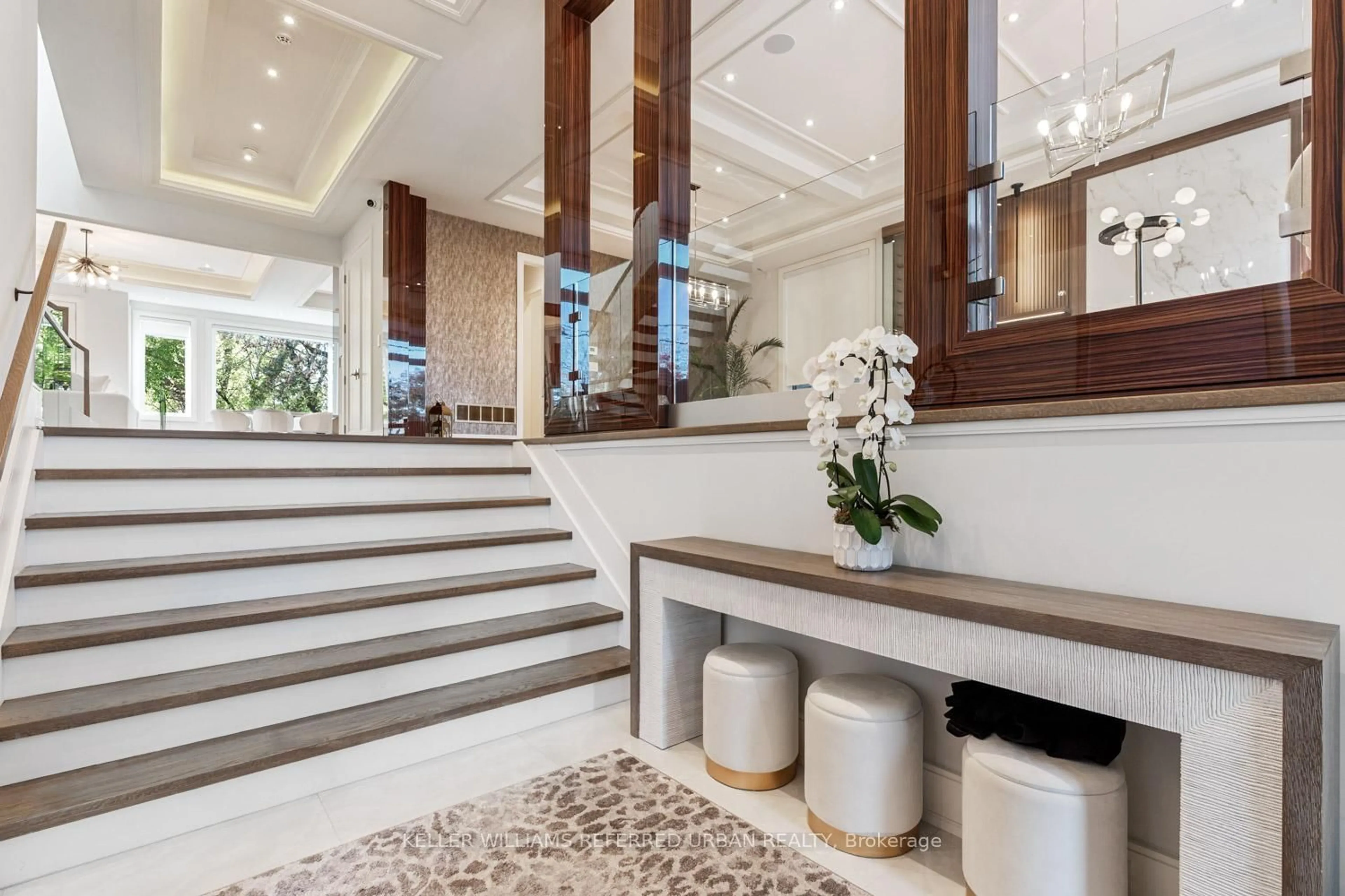 Indoor foyer for 90 Glen Rush Blvd, Toronto Ontario M5N 2V1