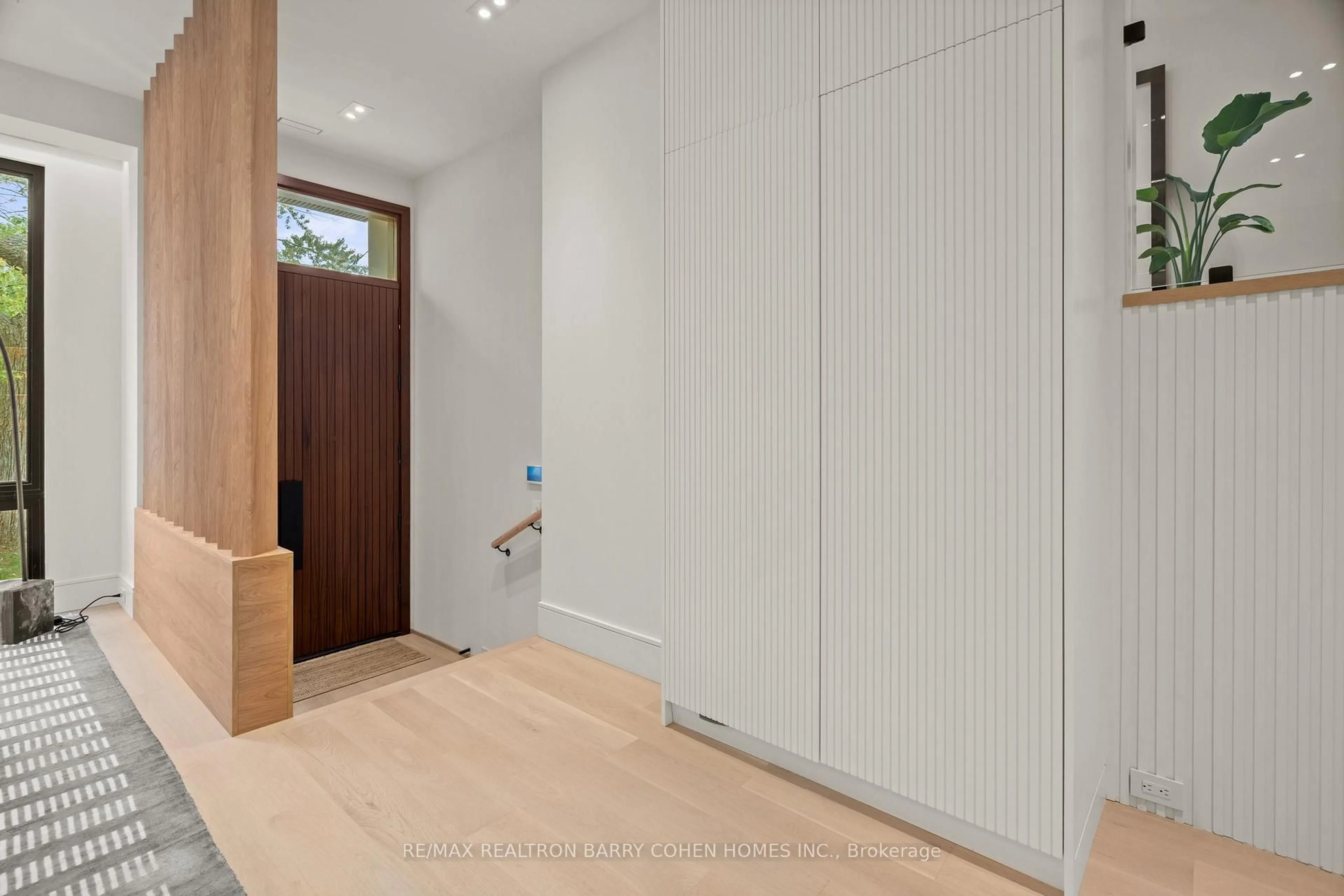 Indoor entryway for 353 Broadway Ave, Toronto Ontario M4P 1W8