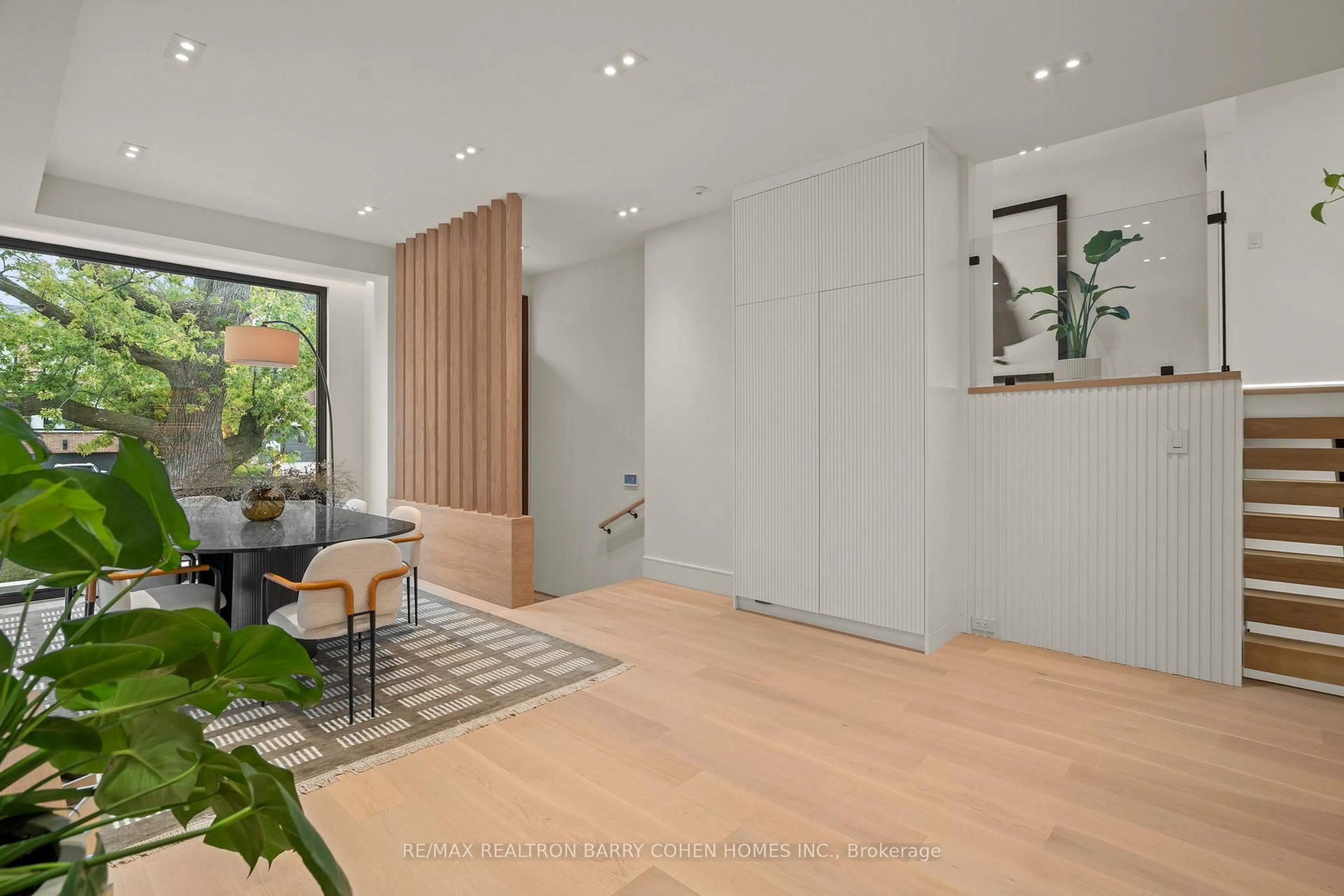 Indoor entryway for 353 Broadway Ave, Toronto Ontario M4P 1W8