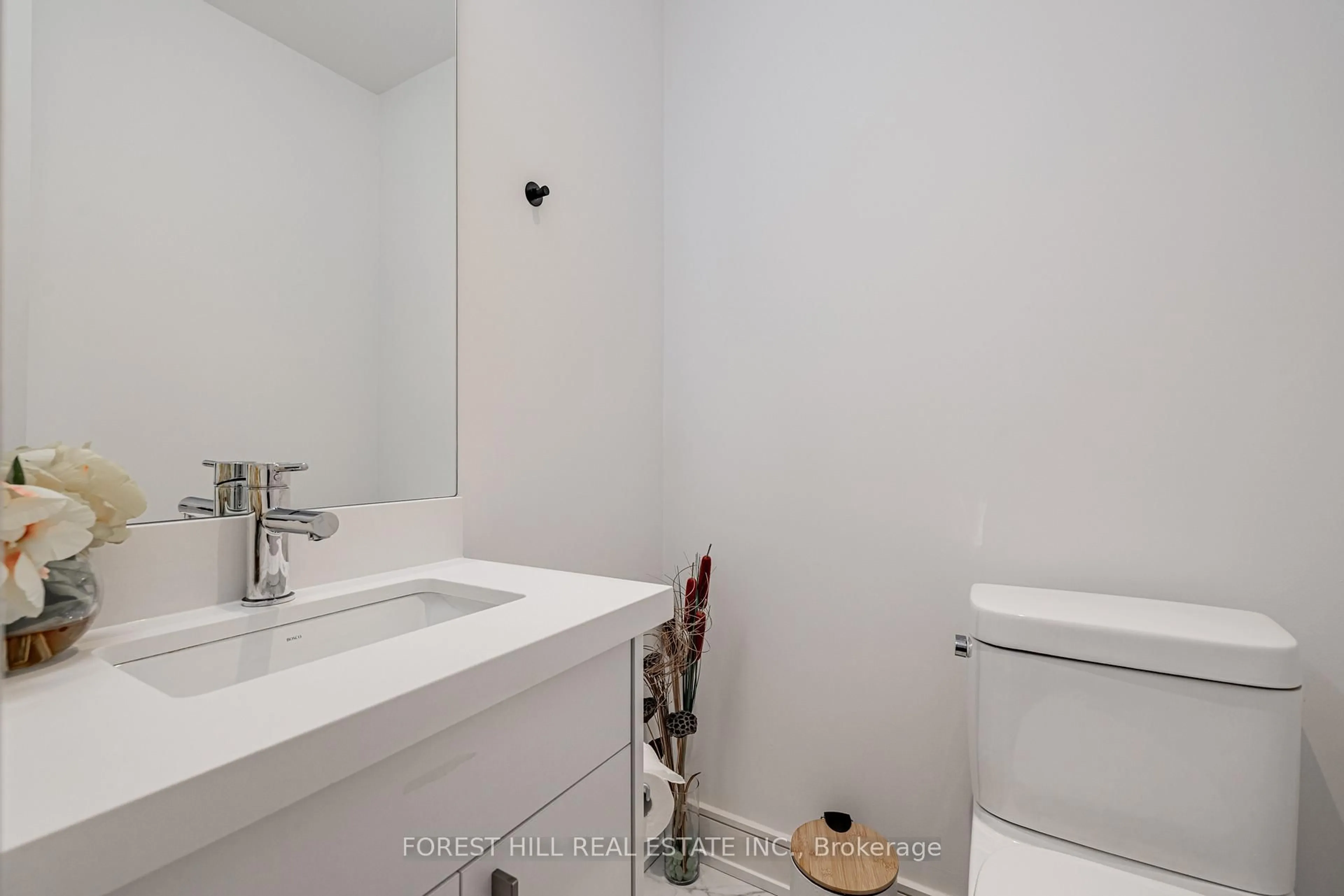 Standard bathroom, unknown for 7 Flax Field Lane, Toronto Ontario M4G 1Y4