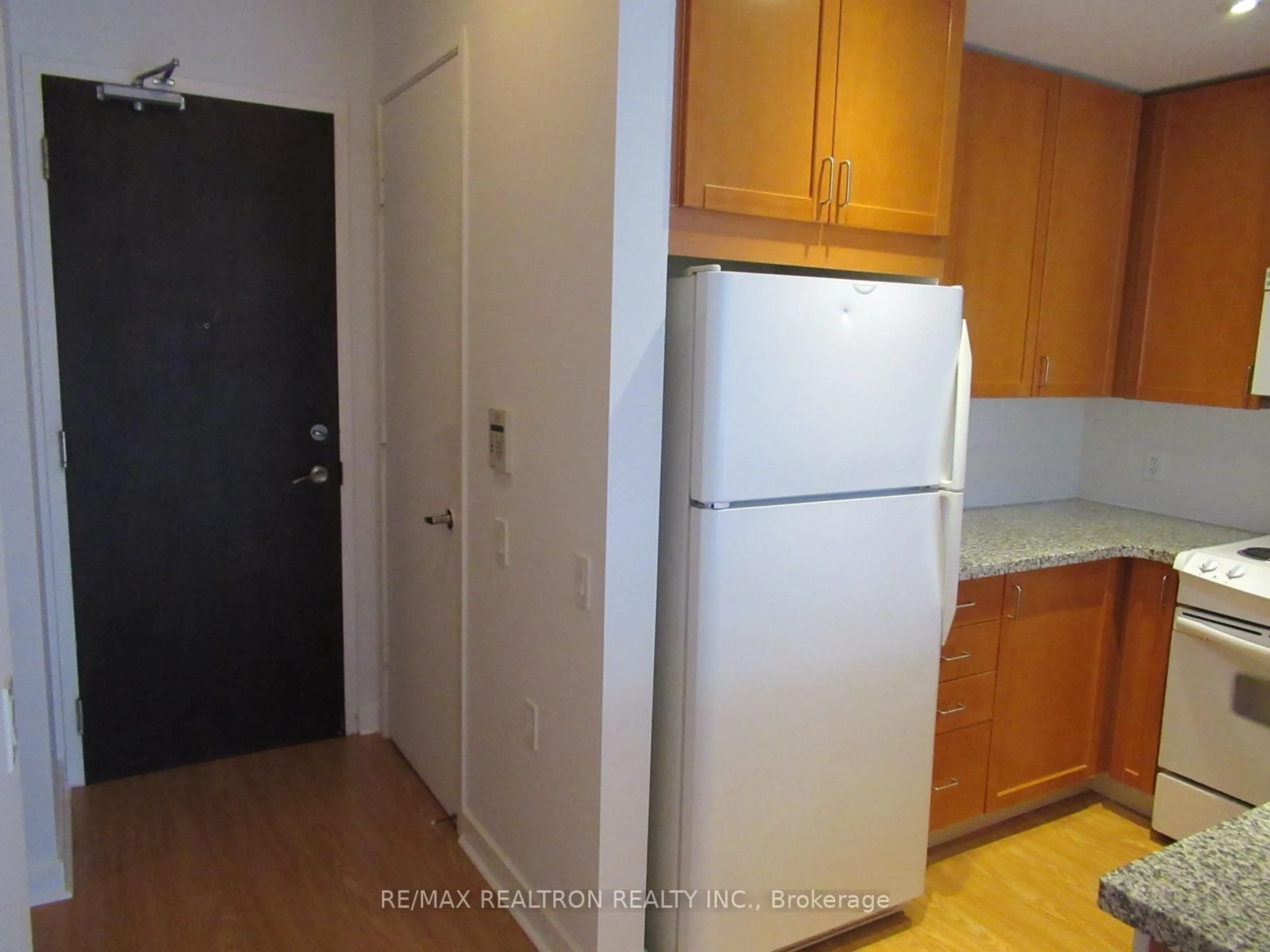 Standard kitchen, floor is not visible for 85 Bloor St #1808, Toronto Ontario M4W 3Y1