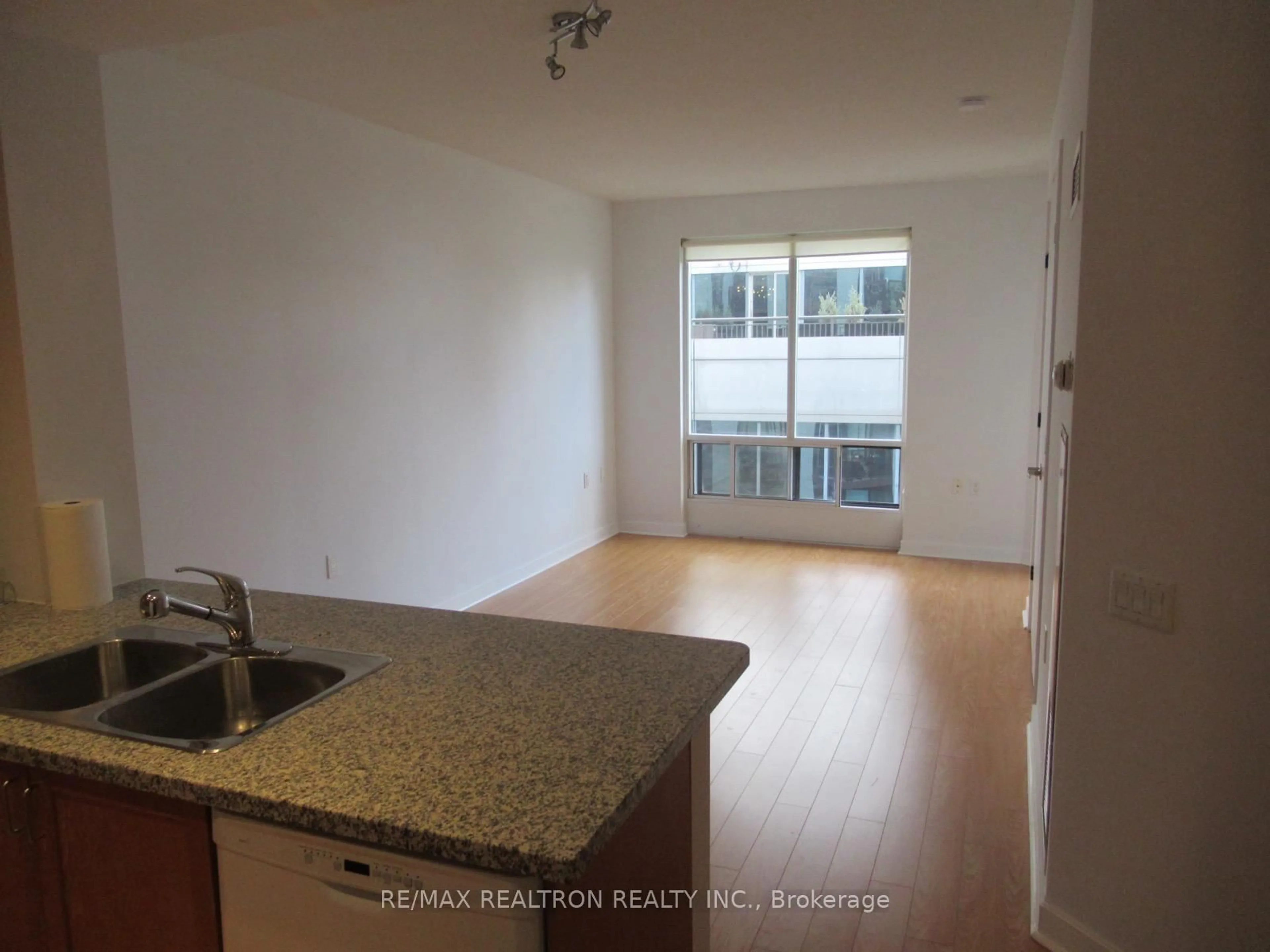 Standard kitchen, wood/laminate floor for 85 Bloor St #1808, Toronto Ontario M4W 3Y1