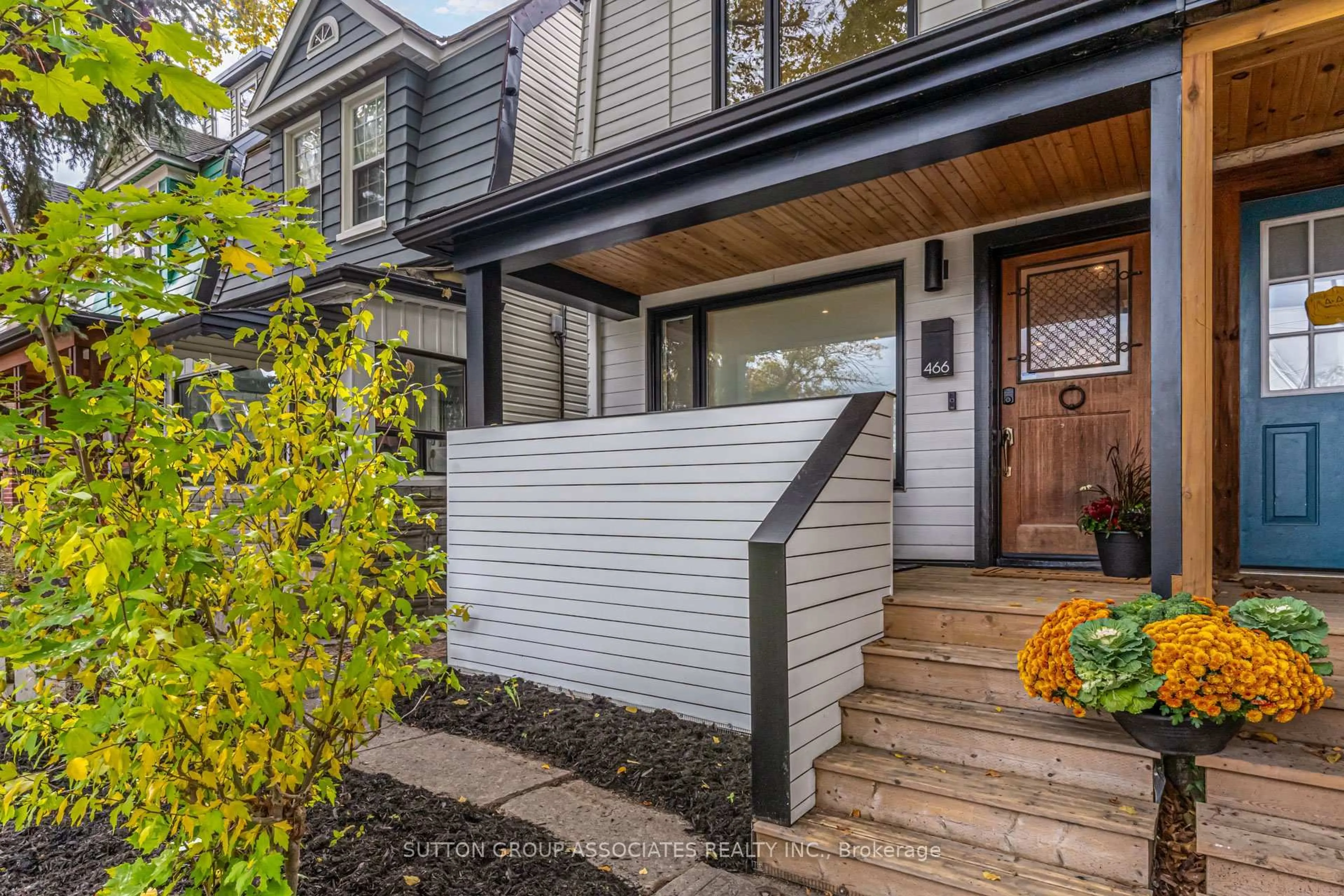 Home with brick exterior material, street for 466 Montrose Ave, Toronto Ontario M6G 3H1