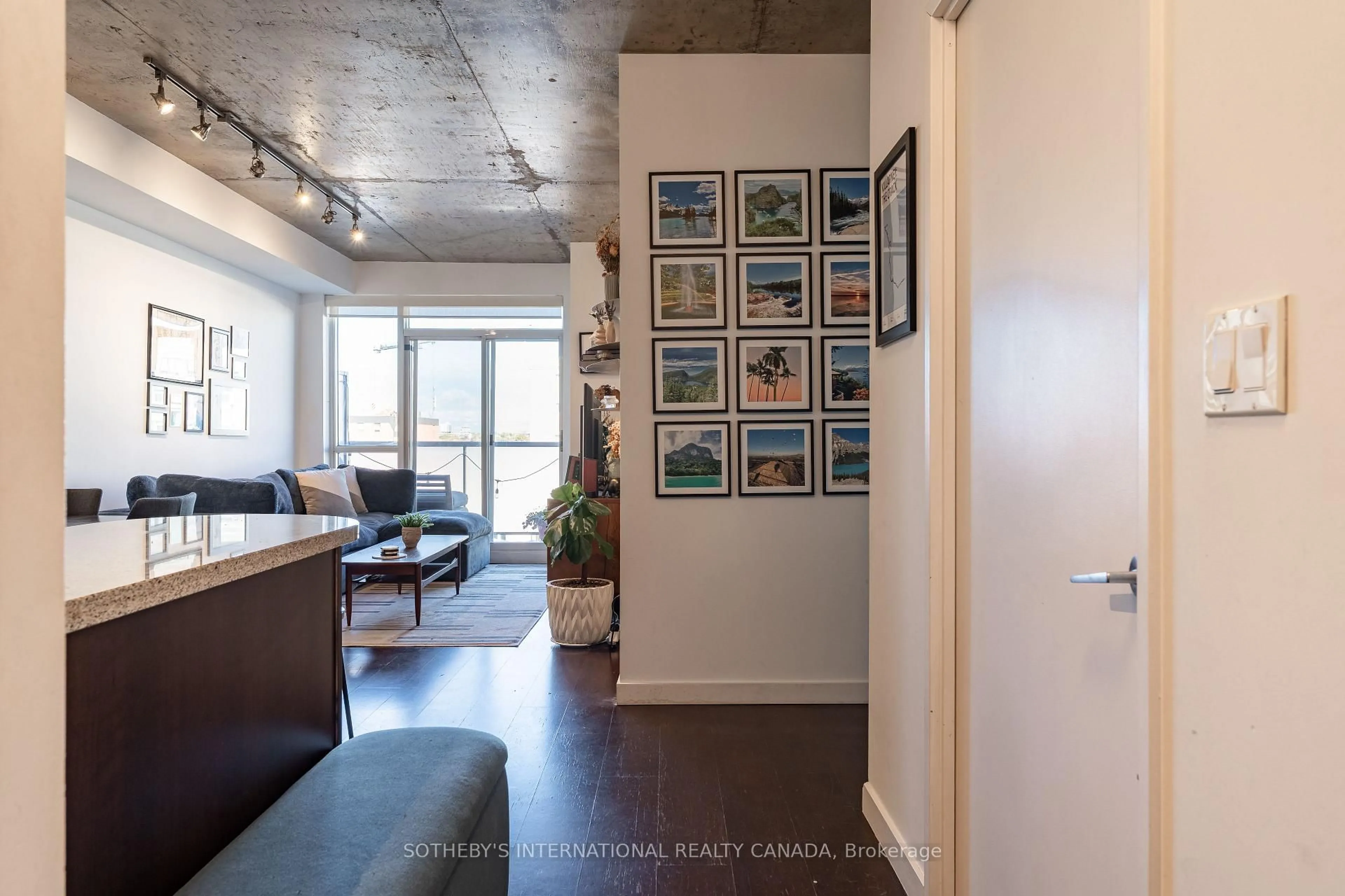 Indoor entryway for 1005 King St #810, Toronto Ontario M6K 3M8