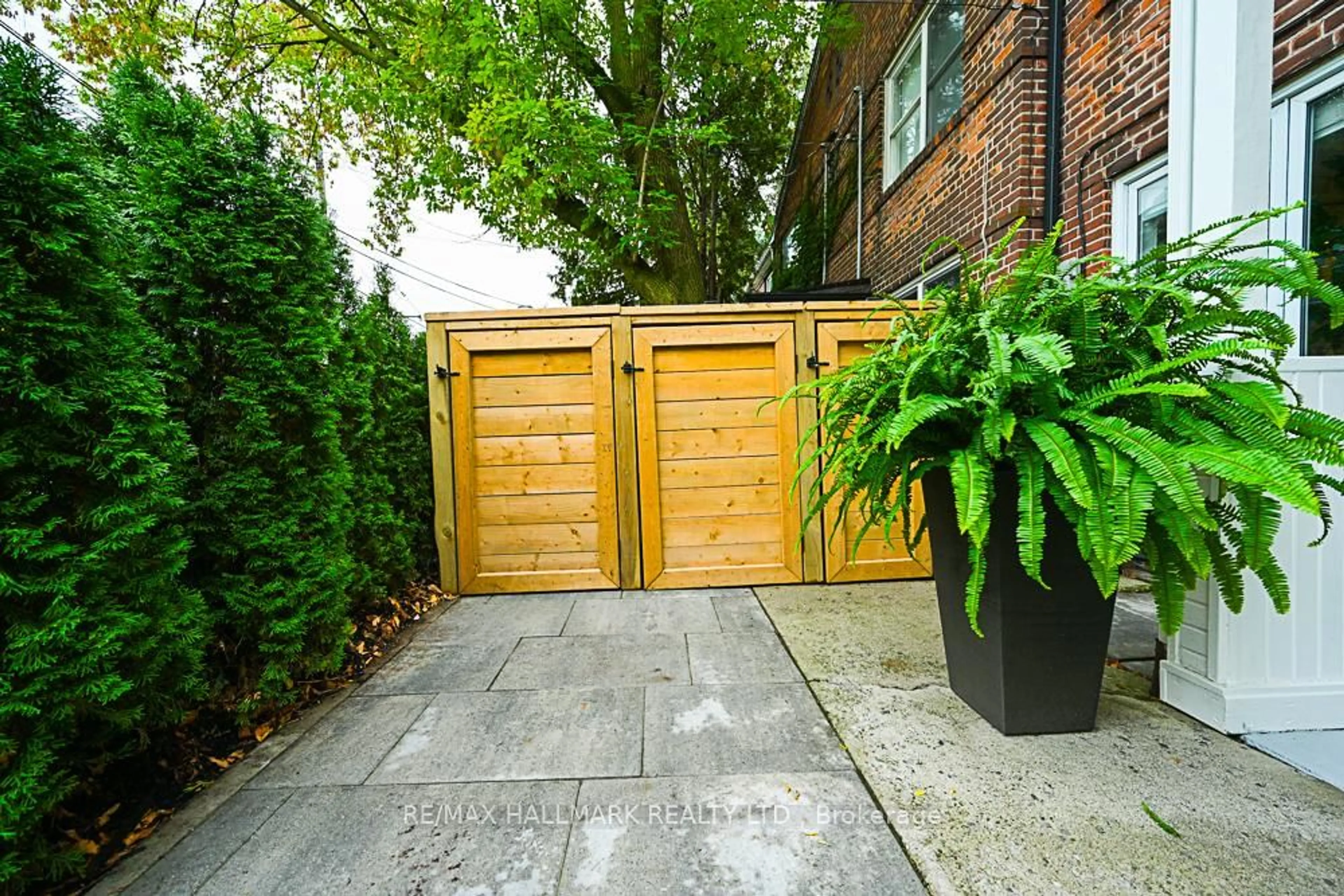 Patio, street for 3318 Bathurst St, Toronto Ontario M6A 2B6