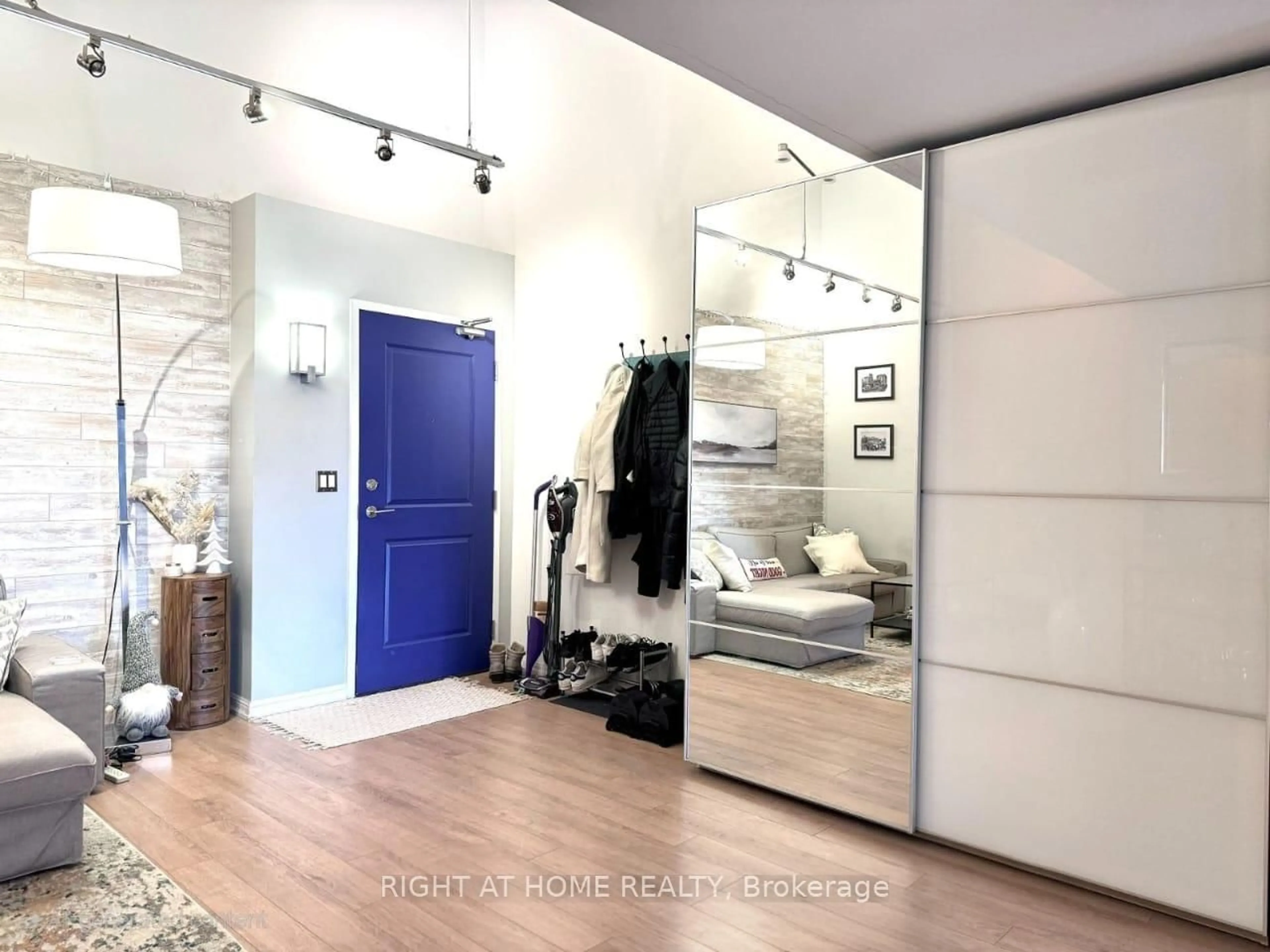Indoor entryway for 125 Western Battery Rd #214, Toronto Ontario M6K 3R8
