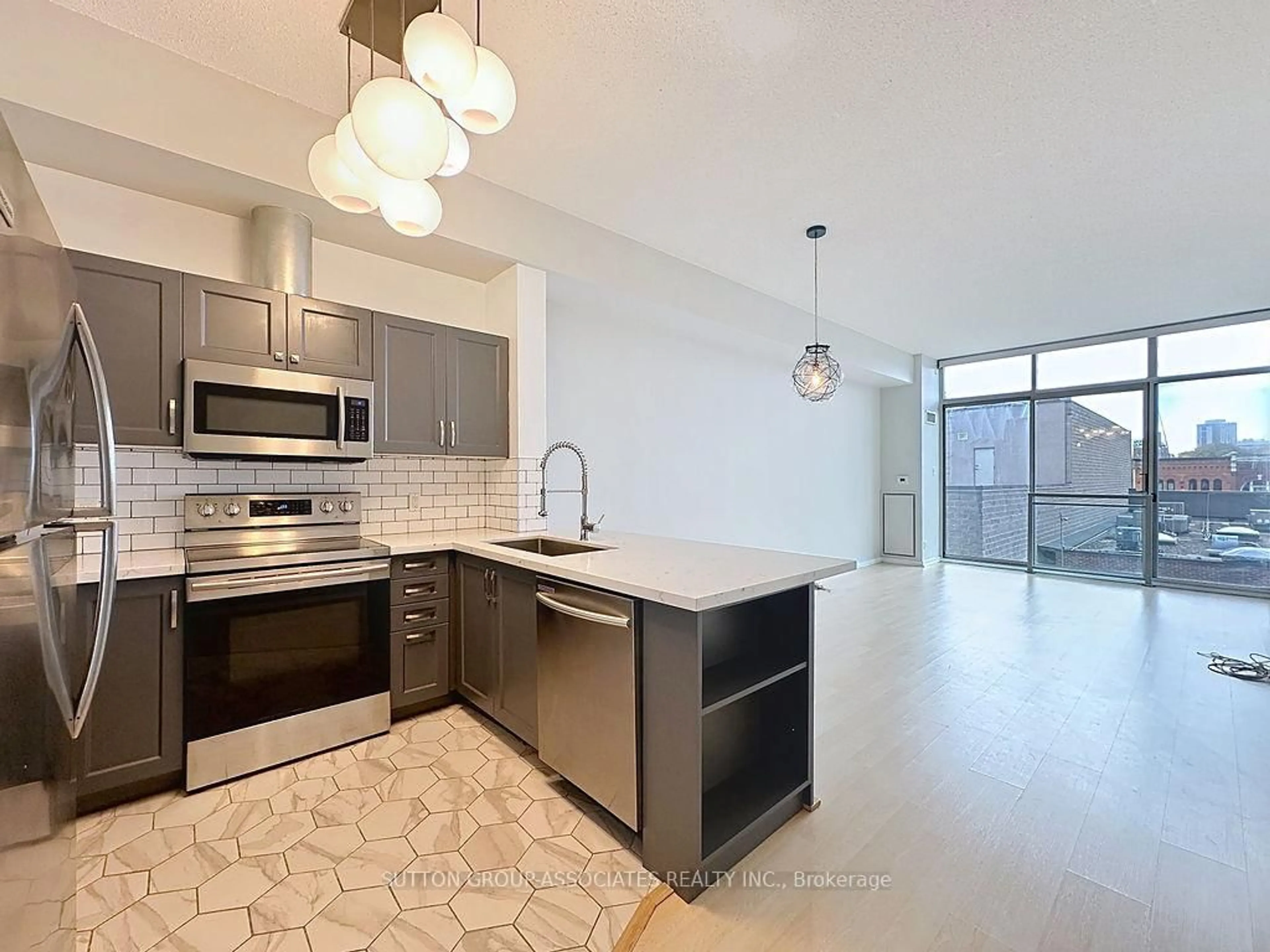 Open concept kitchen, ceramic/tile floor for 388 Richmond St #419, Toronto Ontario M5V 3P1