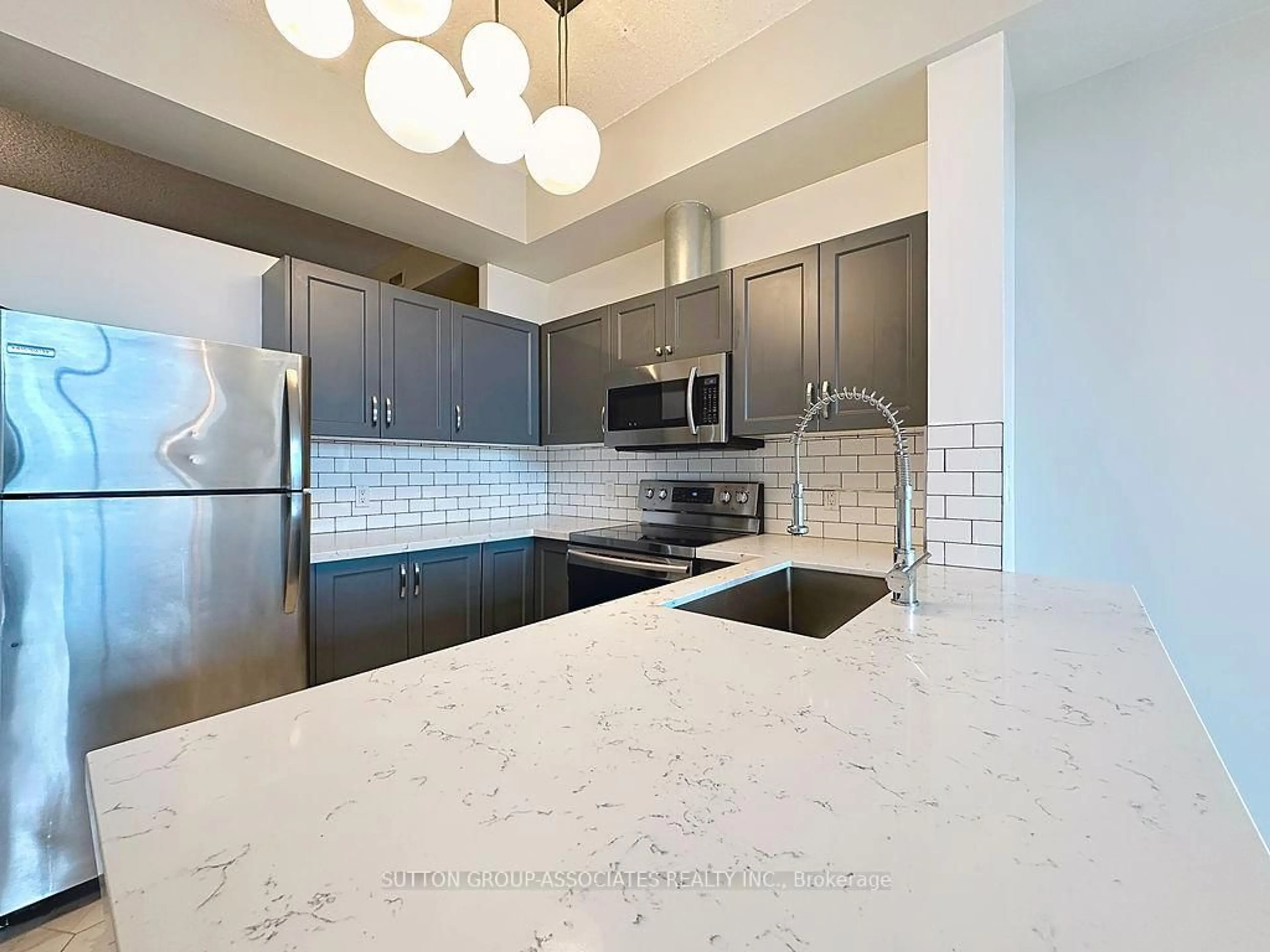 Open concept kitchen, ceramic/tile floor for 388 Richmond St #419, Toronto Ontario M5V 3P1