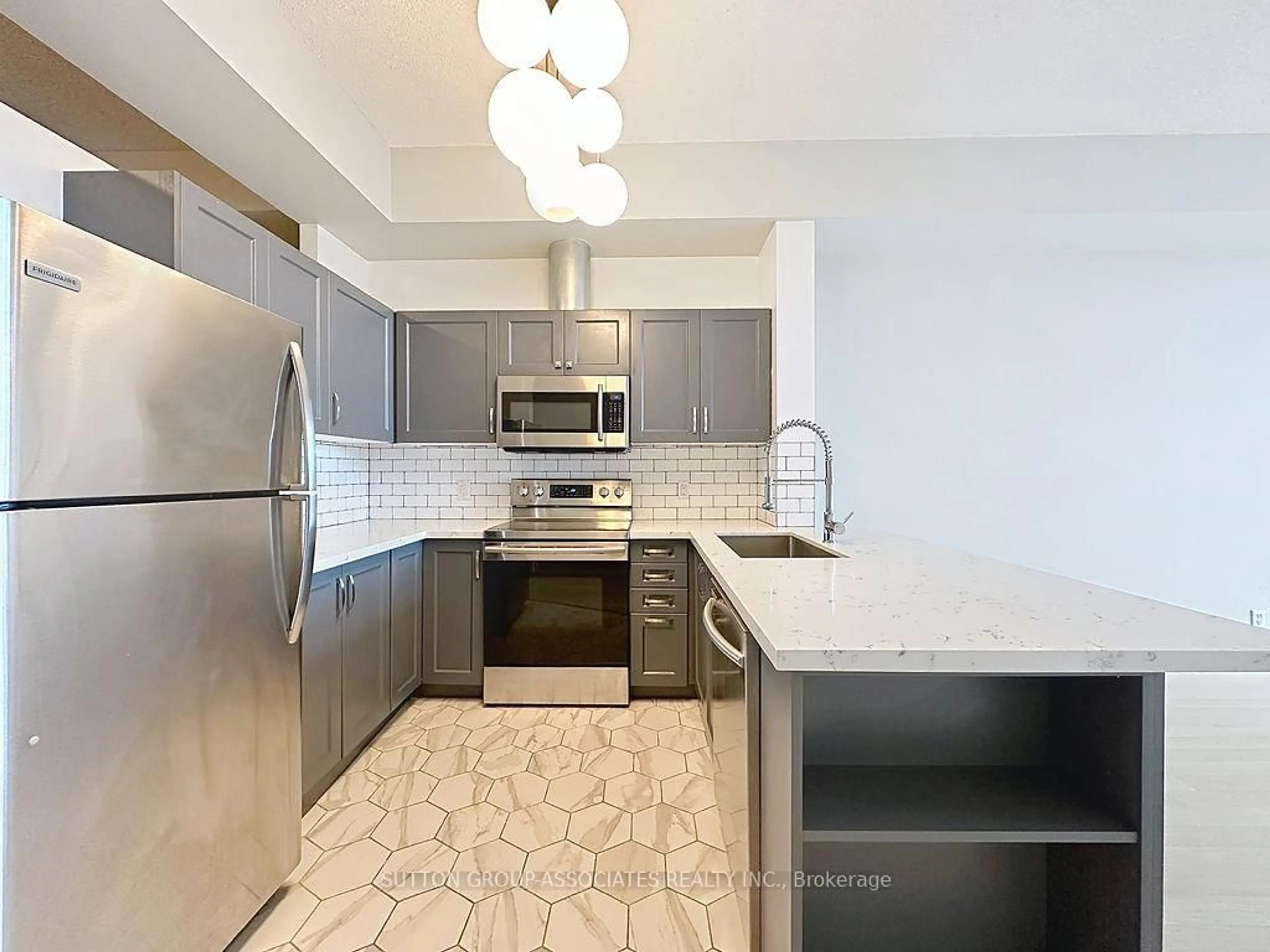 Standard kitchen, ceramic/tile floor for 388 Richmond St #419, Toronto Ontario M5V 3P1