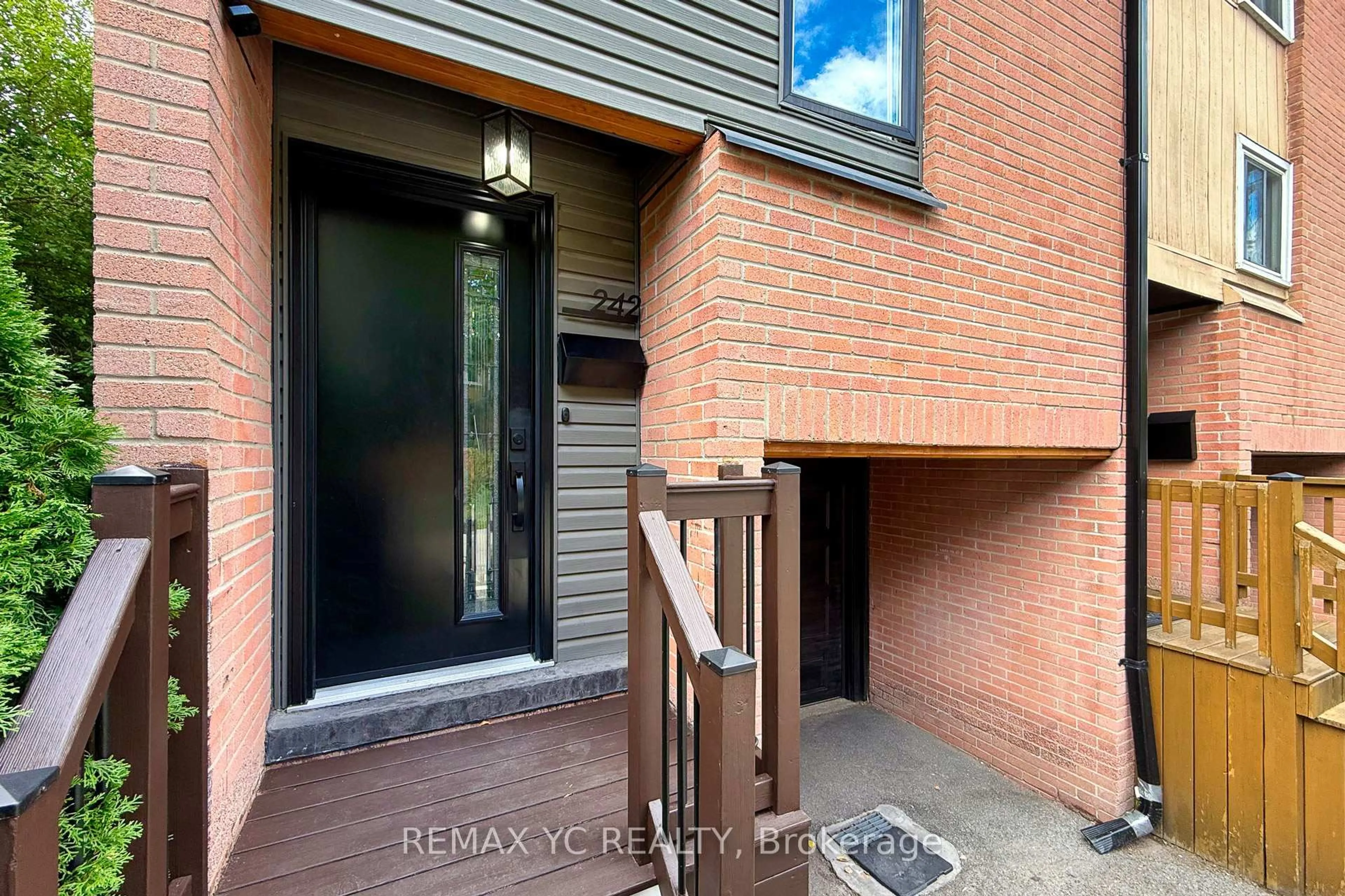 Indoor entryway for 242 Milan St, Toronto Ontario M5A 3Z6