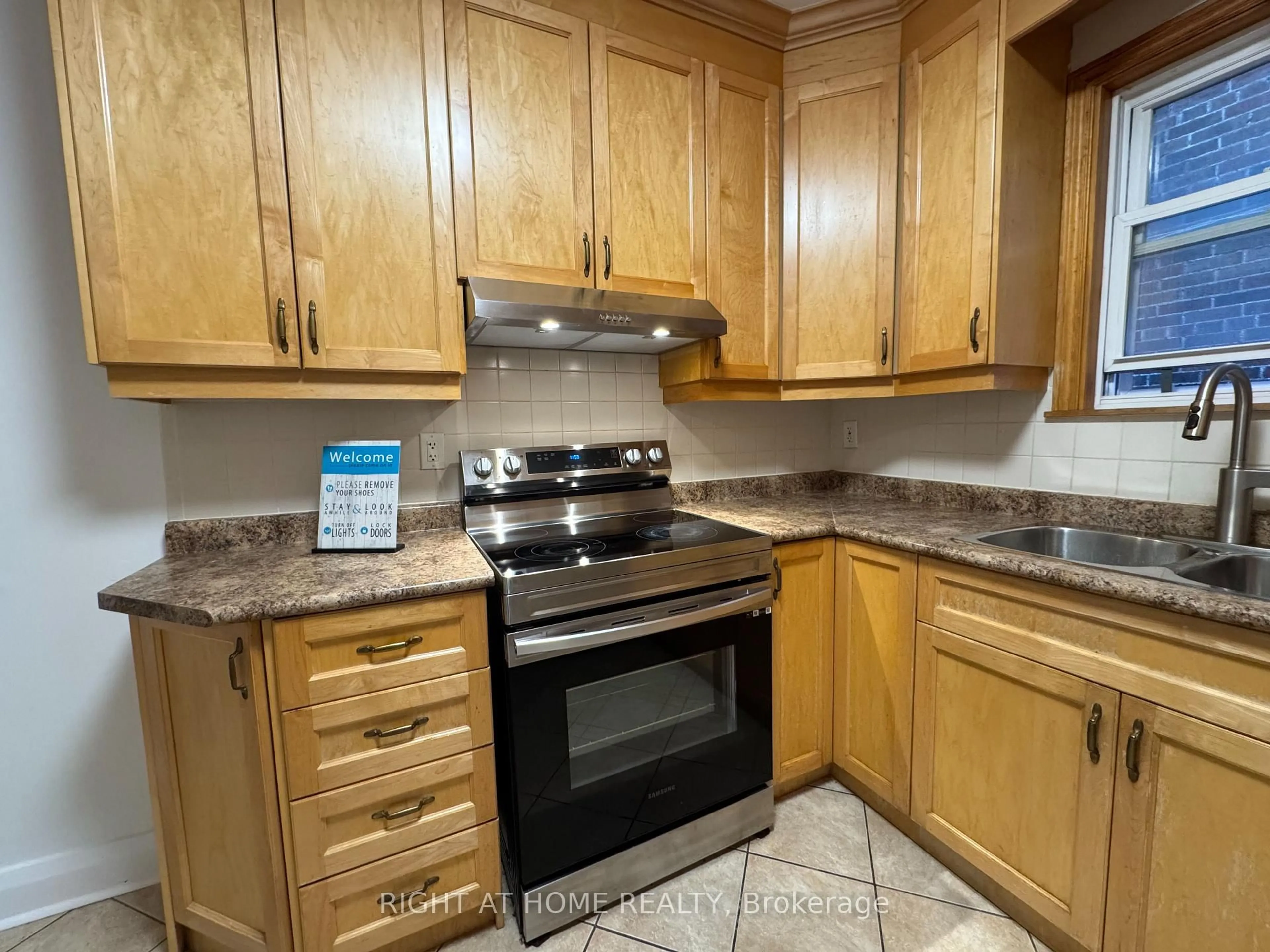 Standard kitchen, unknown for 1198 Avenue Rd, Toronto Ontario M5N 2G1