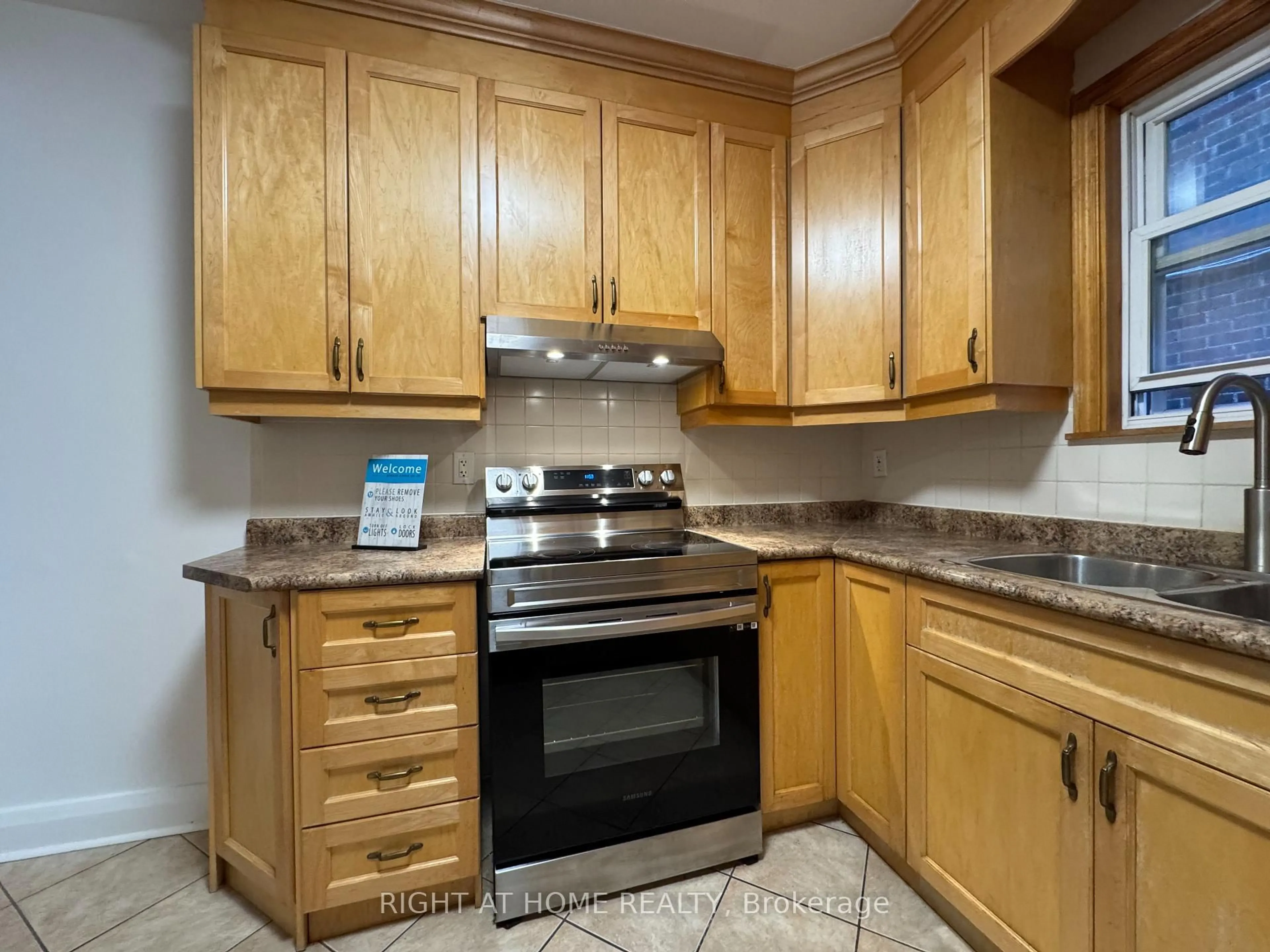 Standard kitchen, unknown for 1198 Avenue Rd, Toronto Ontario M5N 2G1