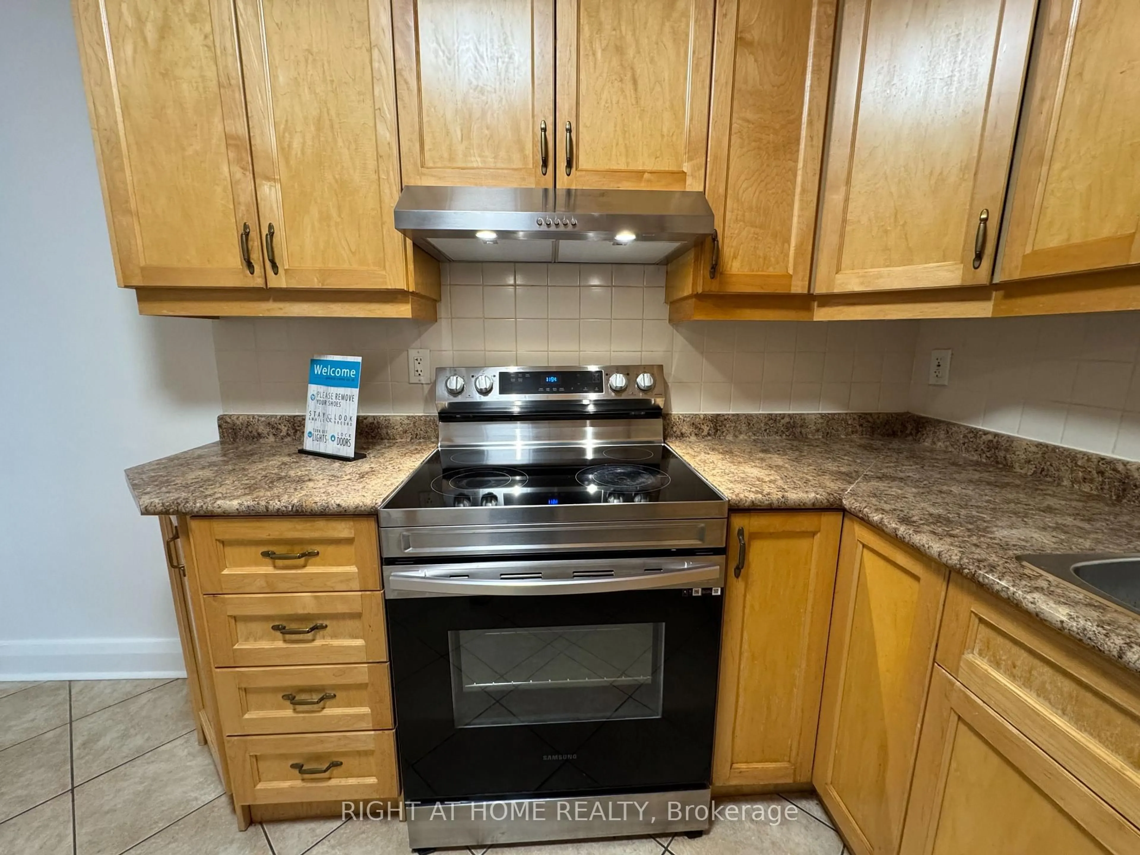 Standard kitchen, unknown for 1198 Avenue Rd, Toronto Ontario M5N 2G1