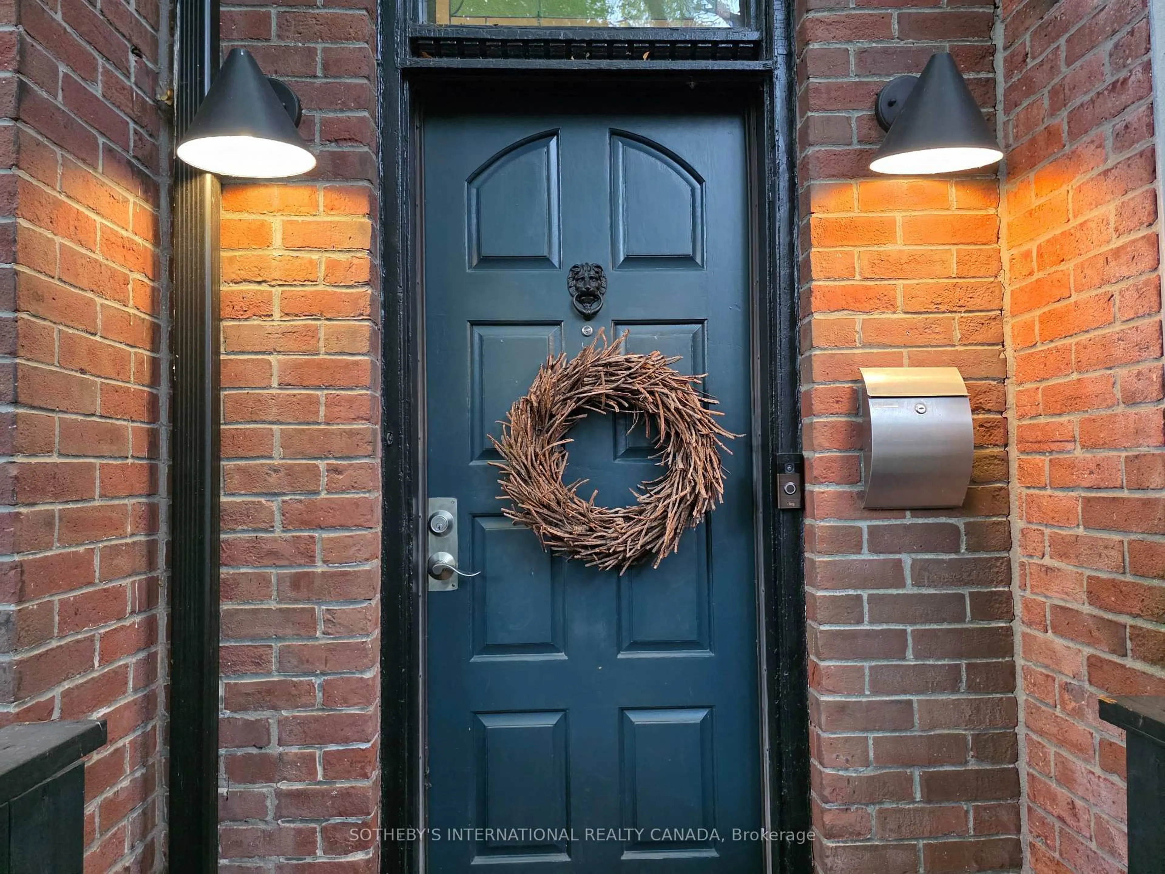 Indoor entryway for 106 Sumach St, Toronto Ontario M5A 3J9