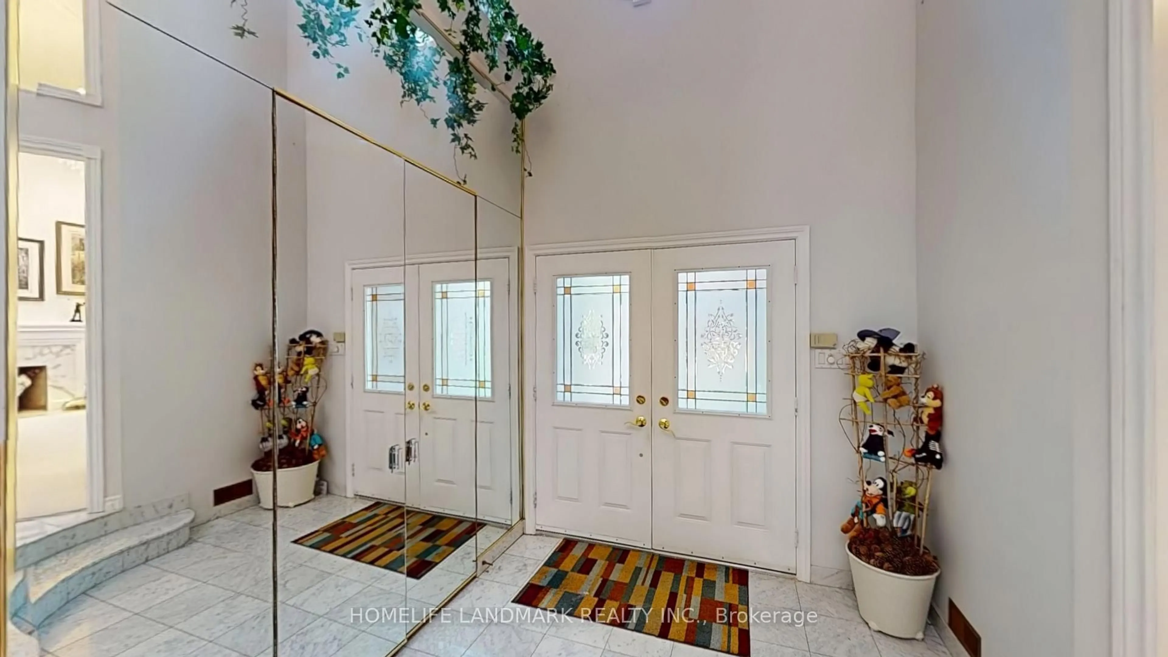 Indoor foyer for 411 Cummer Ave, Toronto Ontario M2M 2G3