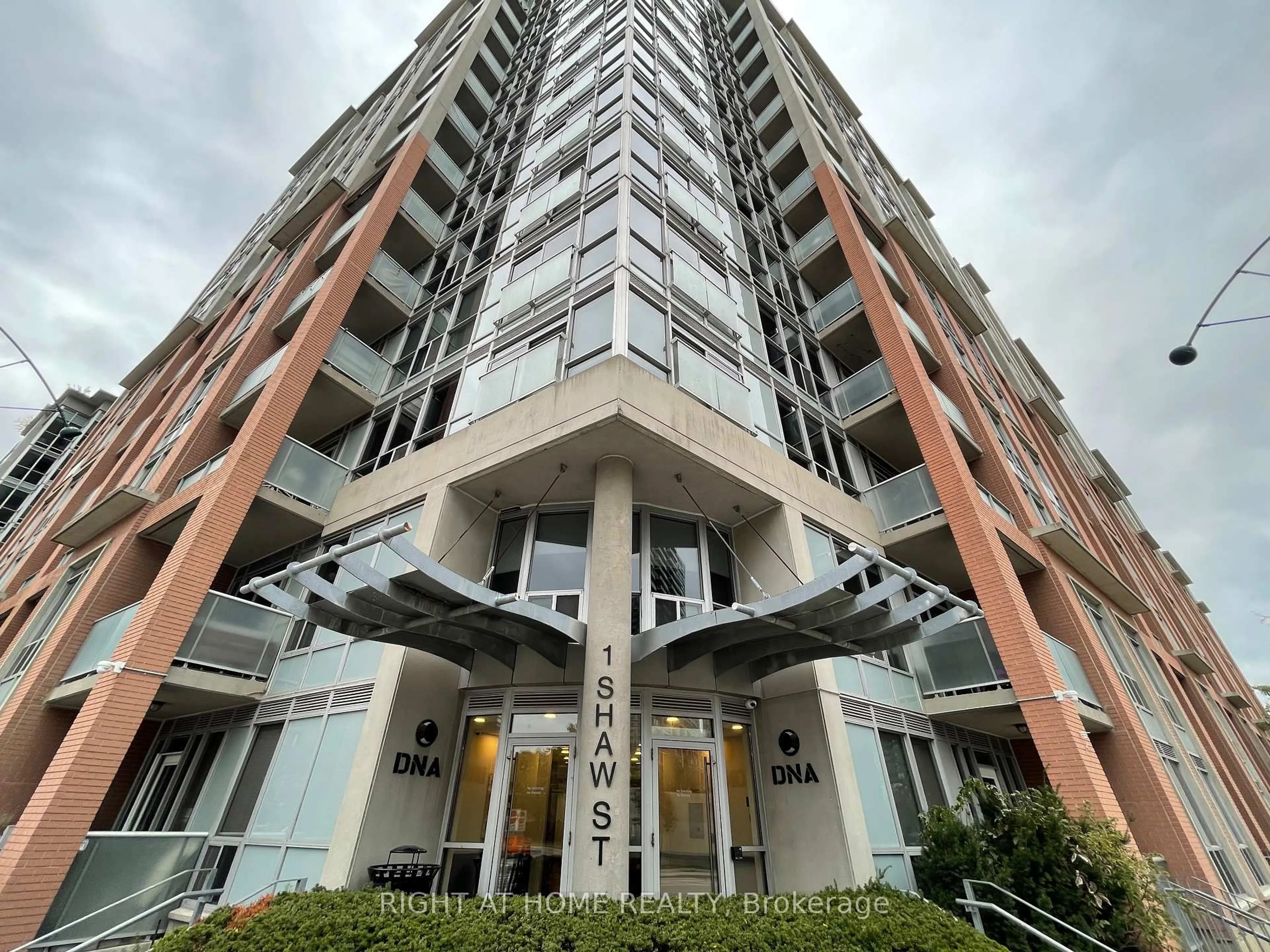 Indoor foyer for 1 Shaw St #403, Toronto Ontario M6K 0A1