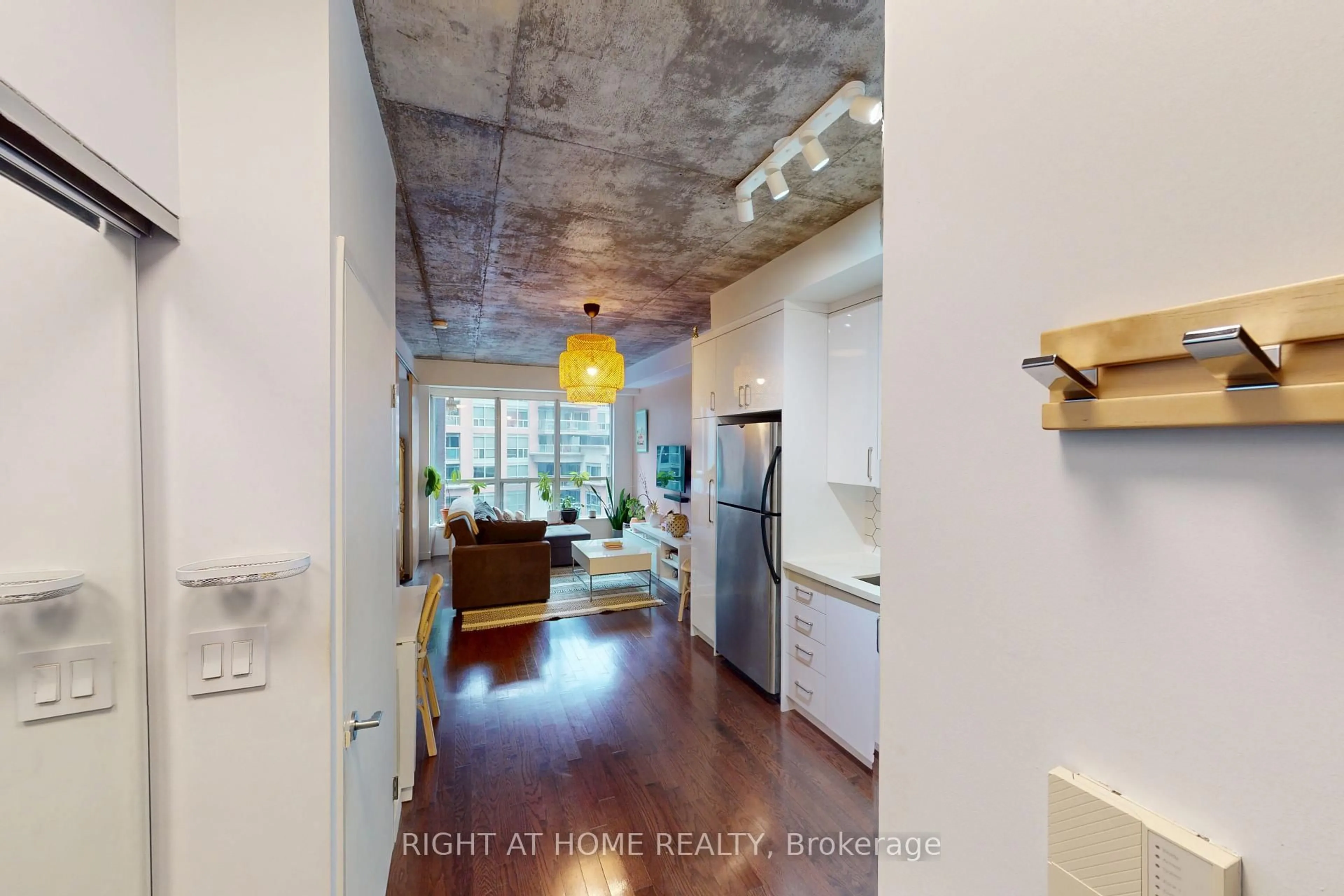 Unknown for 1 Shaw St #403, Toronto Ontario M6K 0A1