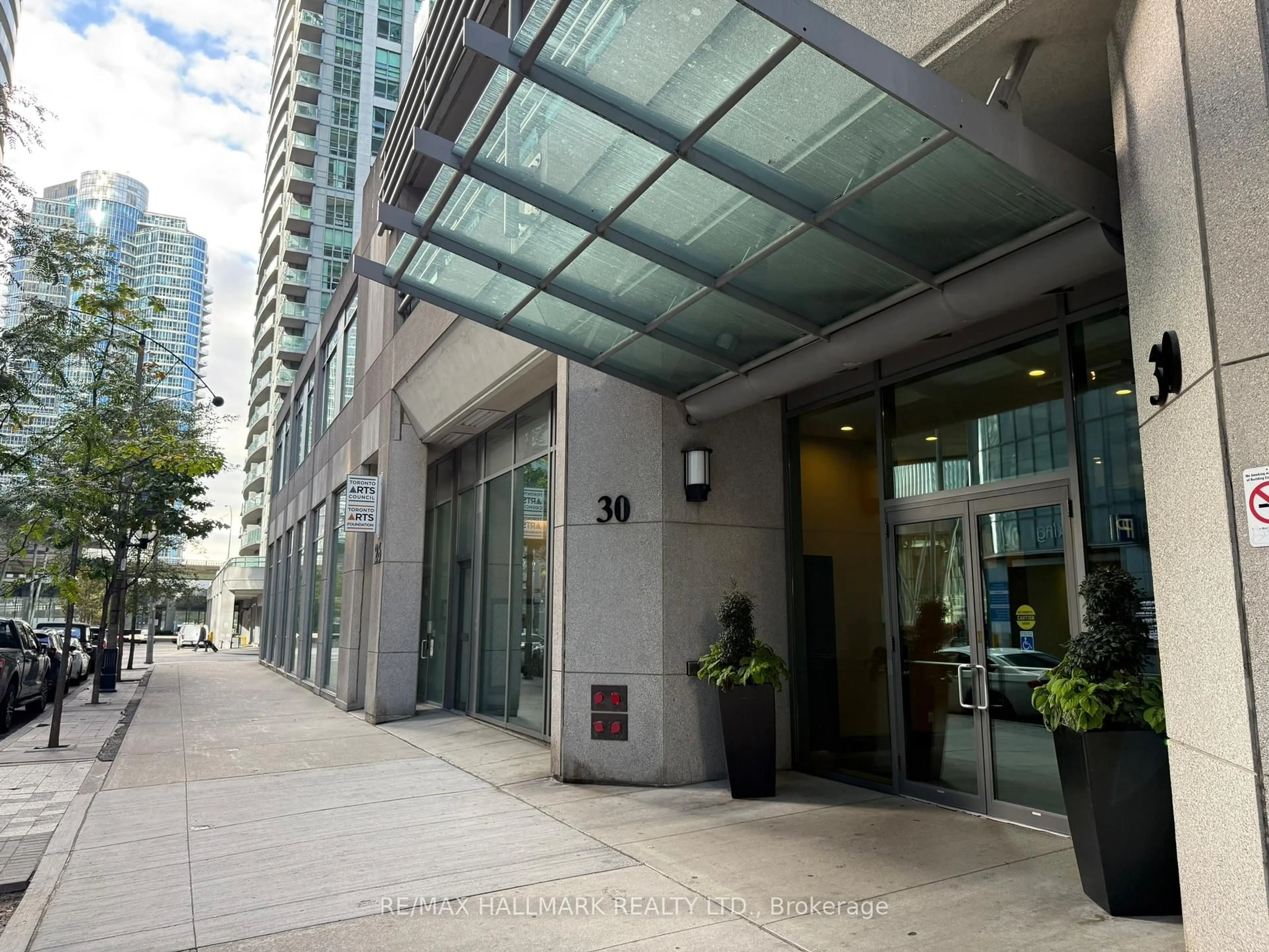 Indoor foyer for 30 Grand Trunk Cres #2609, Toronto Ontario M5J 3A3