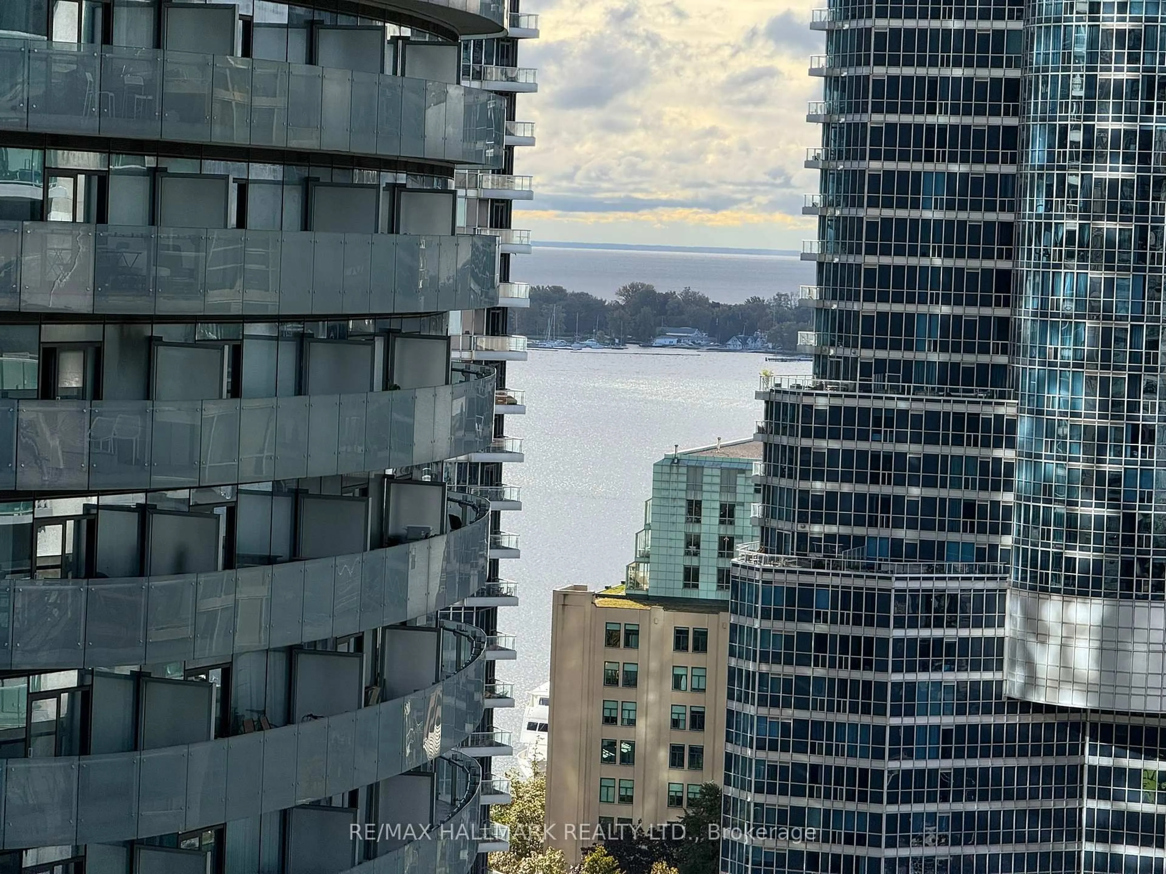 Blurry image for 30 Grand Trunk Cres #2609, Toronto Ontario M5J 3A3