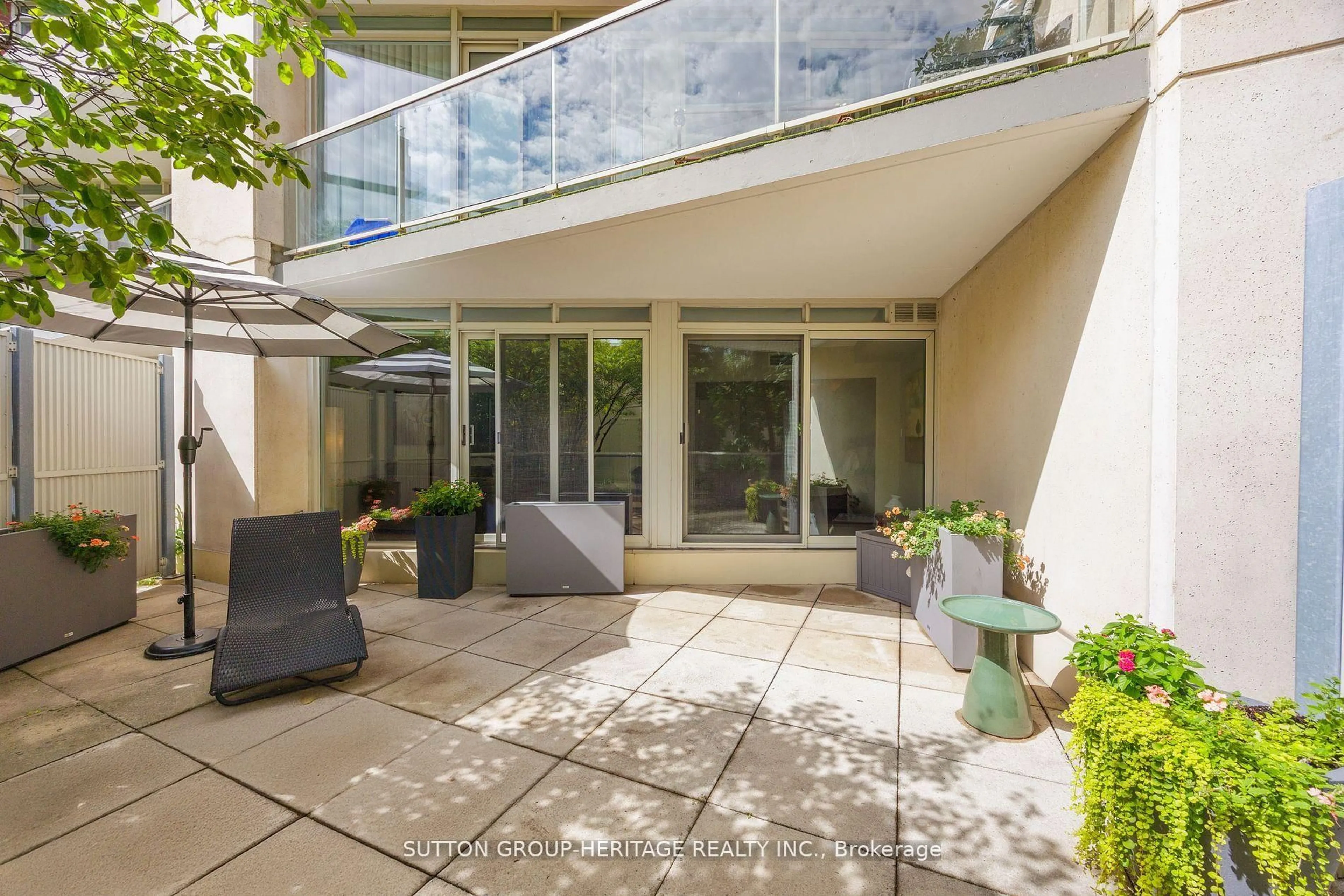 Patio, street for 550 Queens Quay #126, Toronto Ontario M5V 3M8